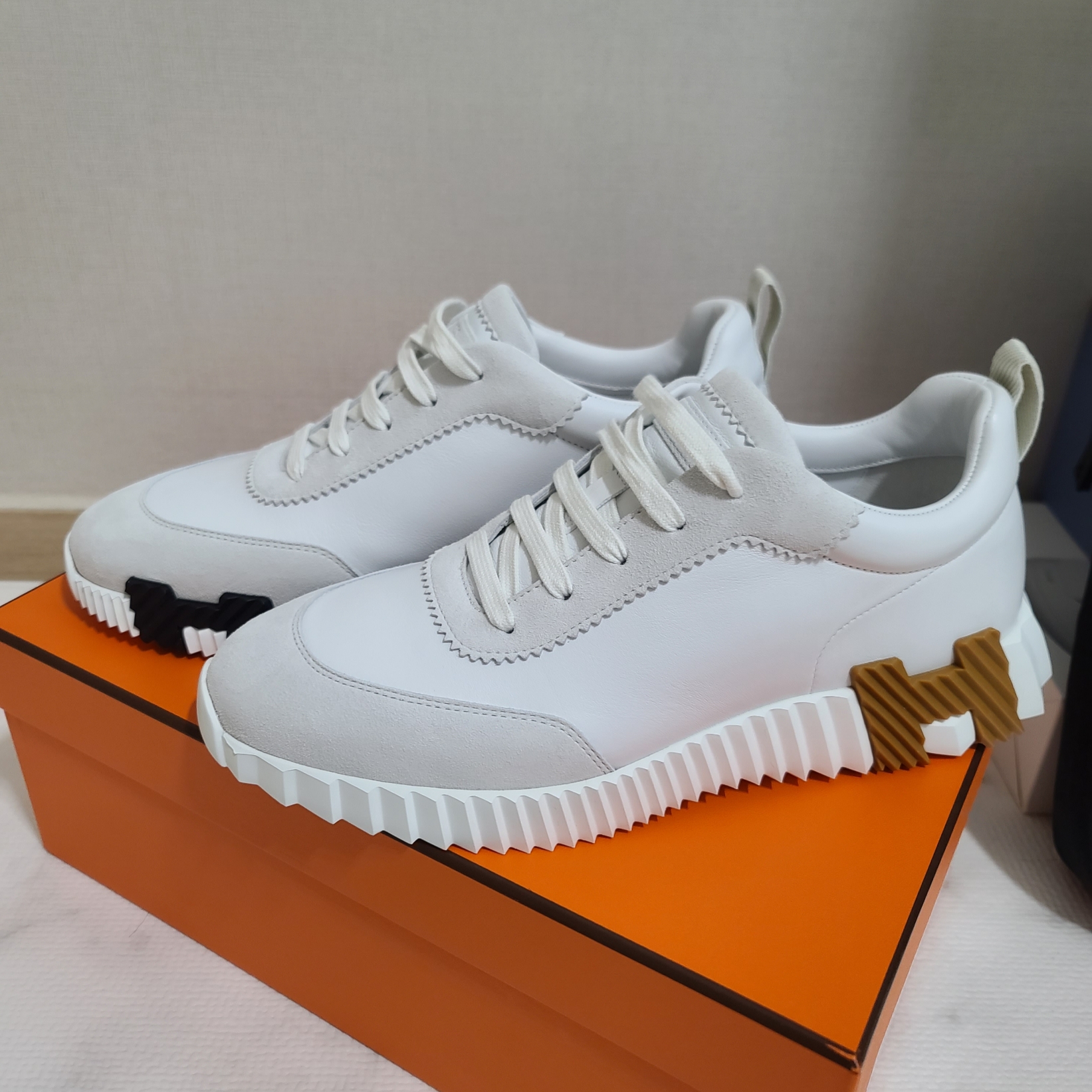 Hermes Bouncing Sneakers Calfskin Suede Goatskin & Blanc 착용 스타일