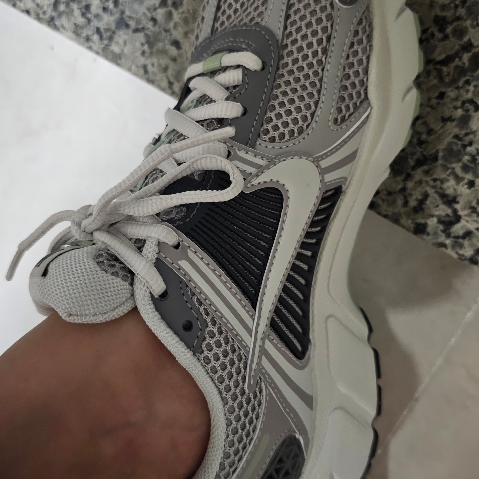 (W) Nike Zoom Vomero 5 Cobblestone and Flat Pewter 착용 스타일 - 3