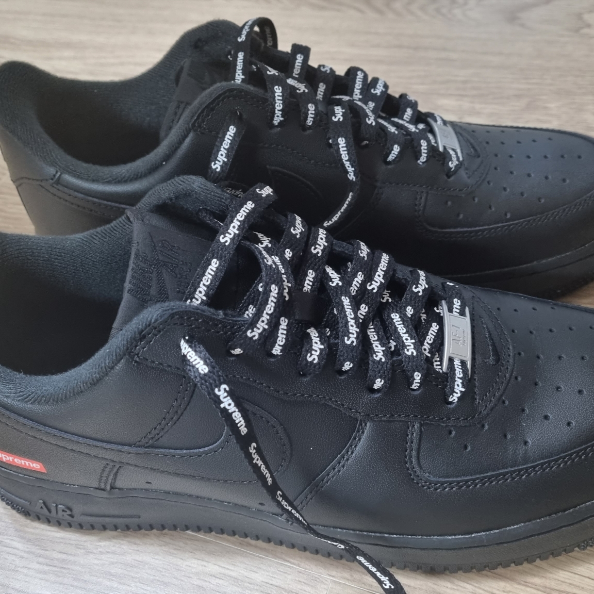 Nike x Supreme Air Force 1 Low Black 착용 스타일 - 2