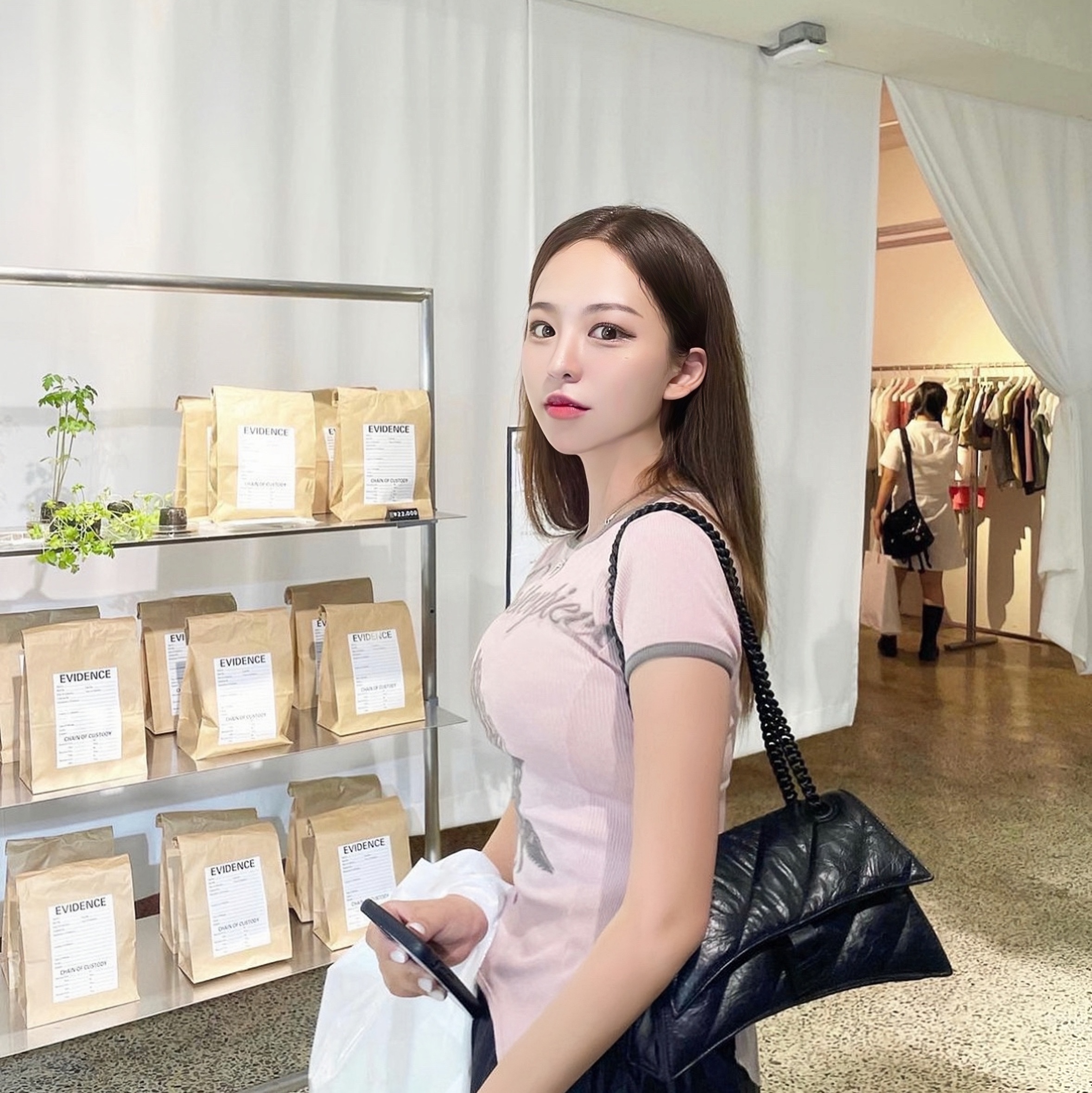 Balenciaga Quilted Crush Small Chain Bag Black 착용 스타일 - 1