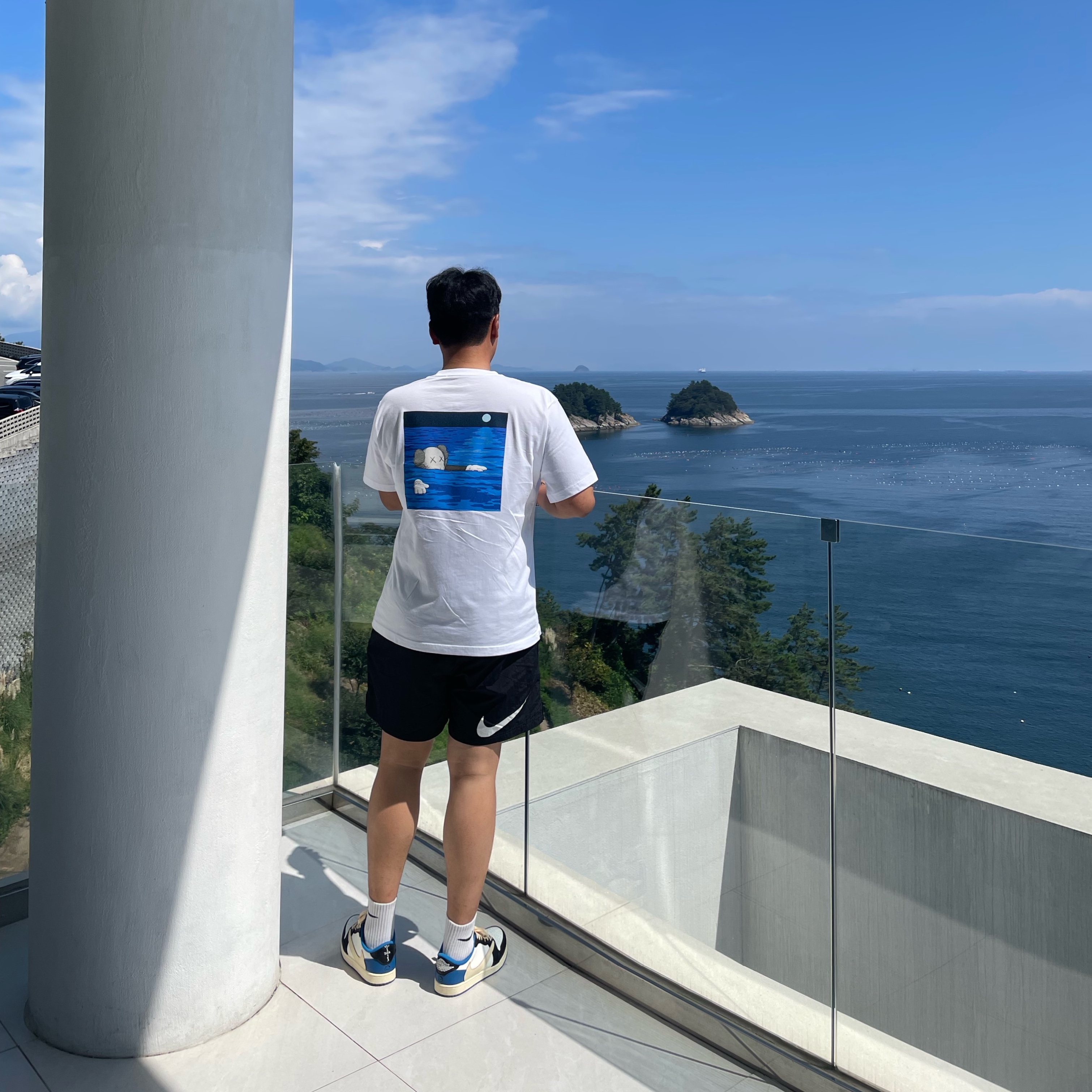 Uniqlo UT x Kaws Short Sleeve Graphic T-Shirt White, Jordan 1 x Travis Scott x Fragment Retro Low OG SP Military Blue 착용 스타일 - 1