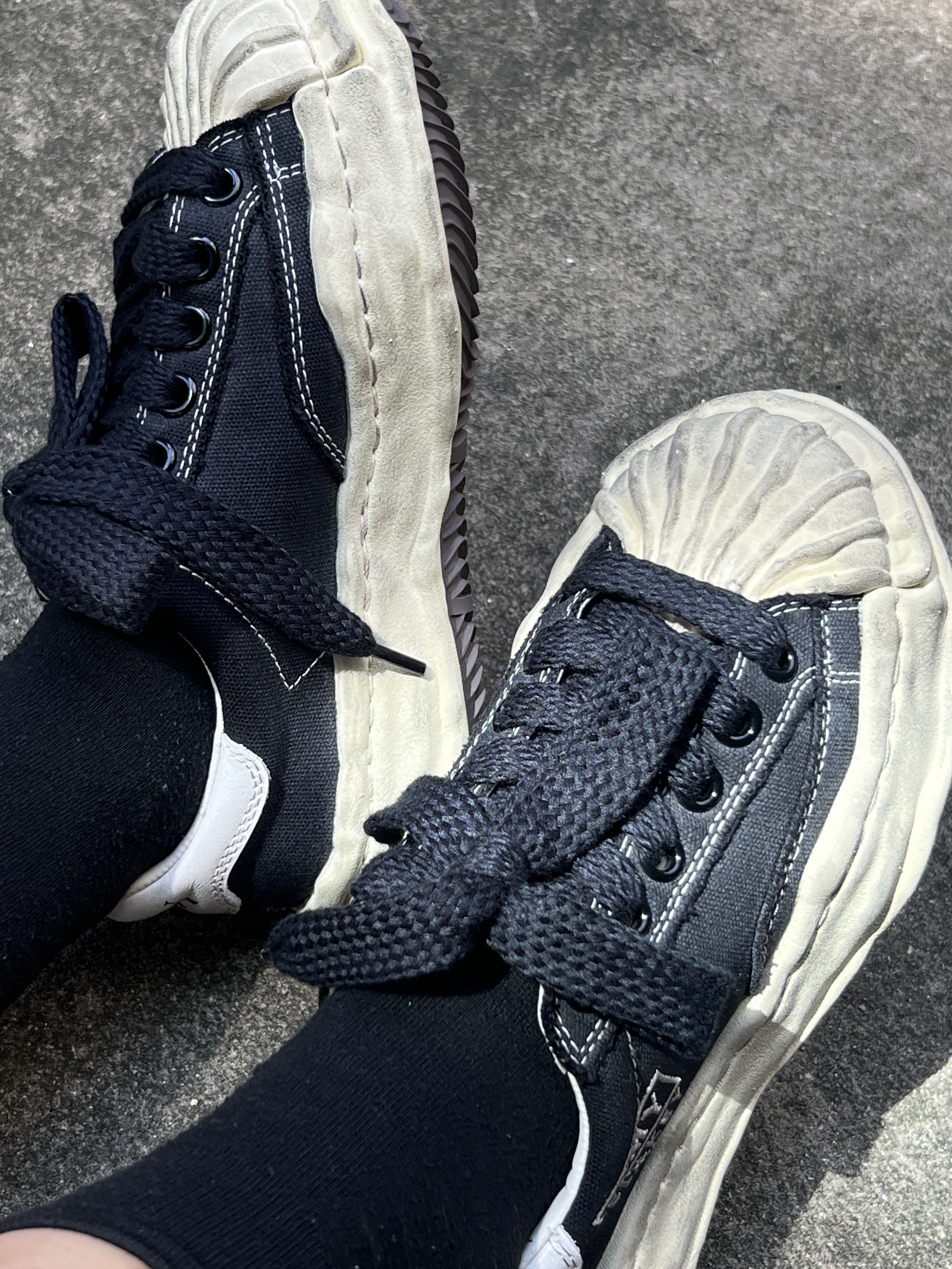 Maison Mihara Yasuhiro Blakey OG Sole Distressed Canvas Low-top Sneakers Black 착용 스타일