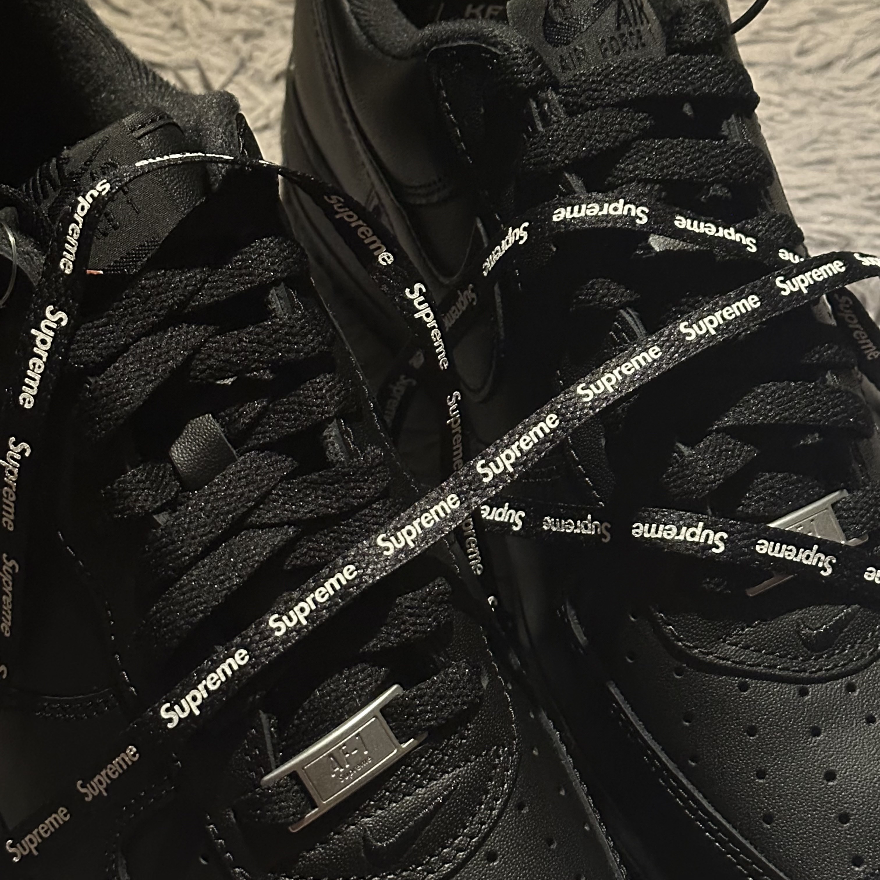 Nike x Supreme Air Force 1 Low Black 착용 스타일 - 3
