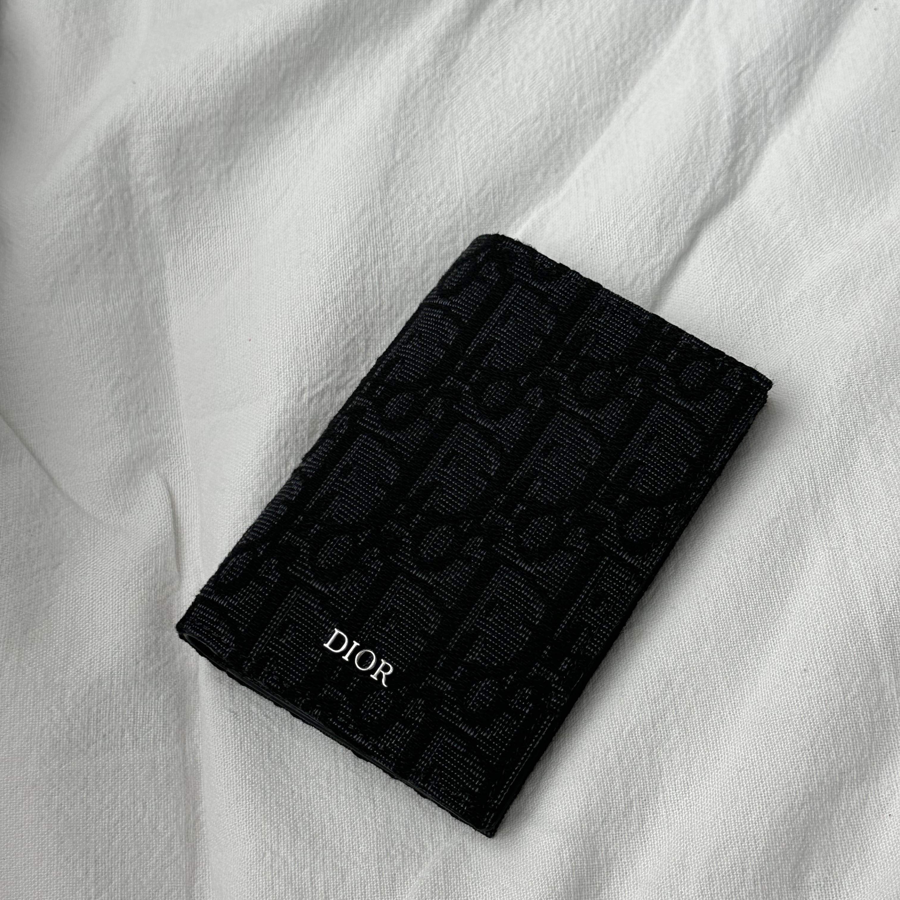 Dior Bi-Fold Card Holder Black Dior Oblique Jacquard 착용 스타일