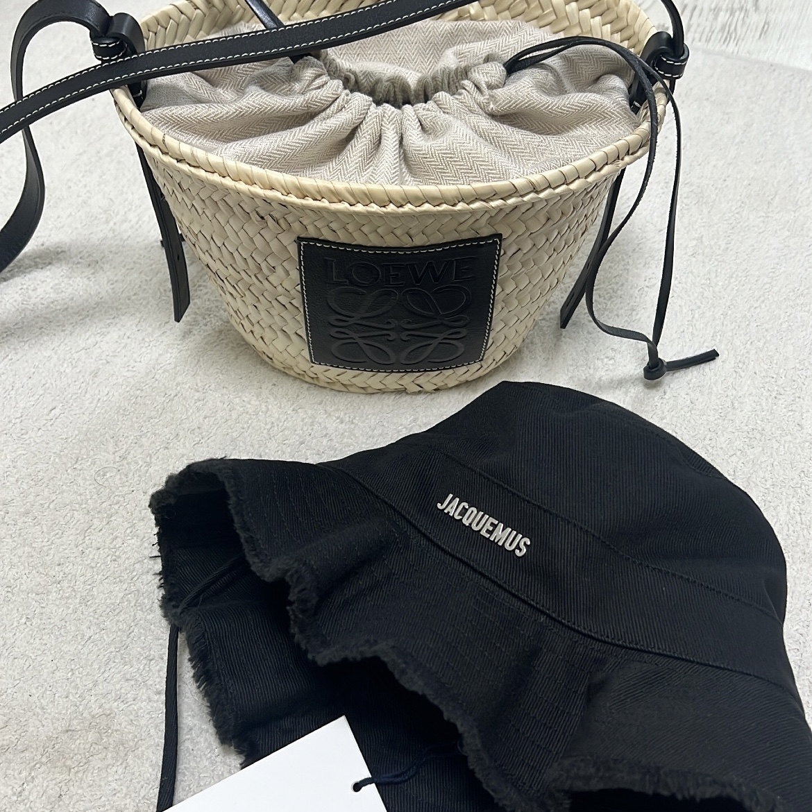 Jacquemus Le Bob Artichaut Bucket Hat Black 착용 스타일 - 2
