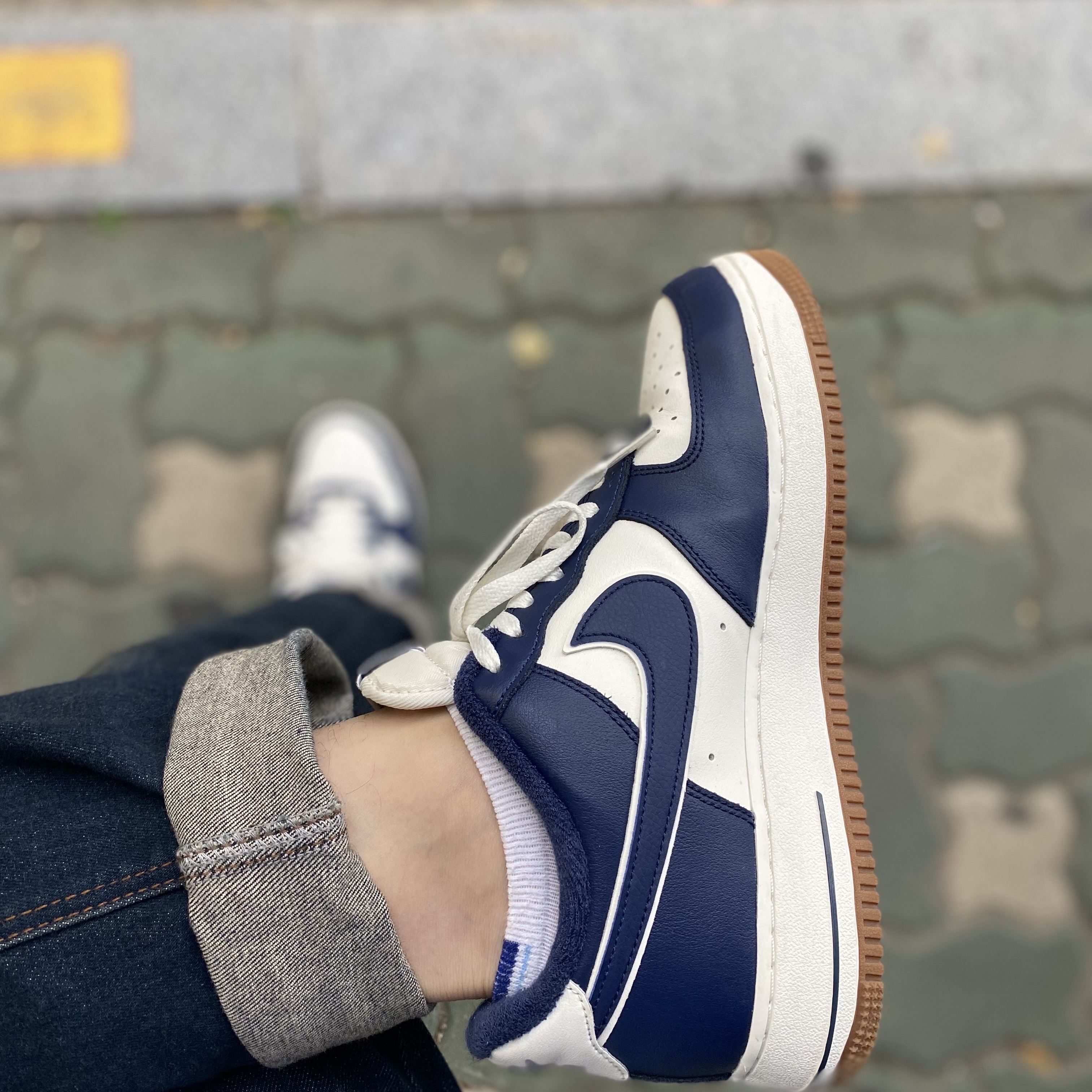 Nike Air Force 1 '07 LV8 Midnight Navy 착용 스타일
