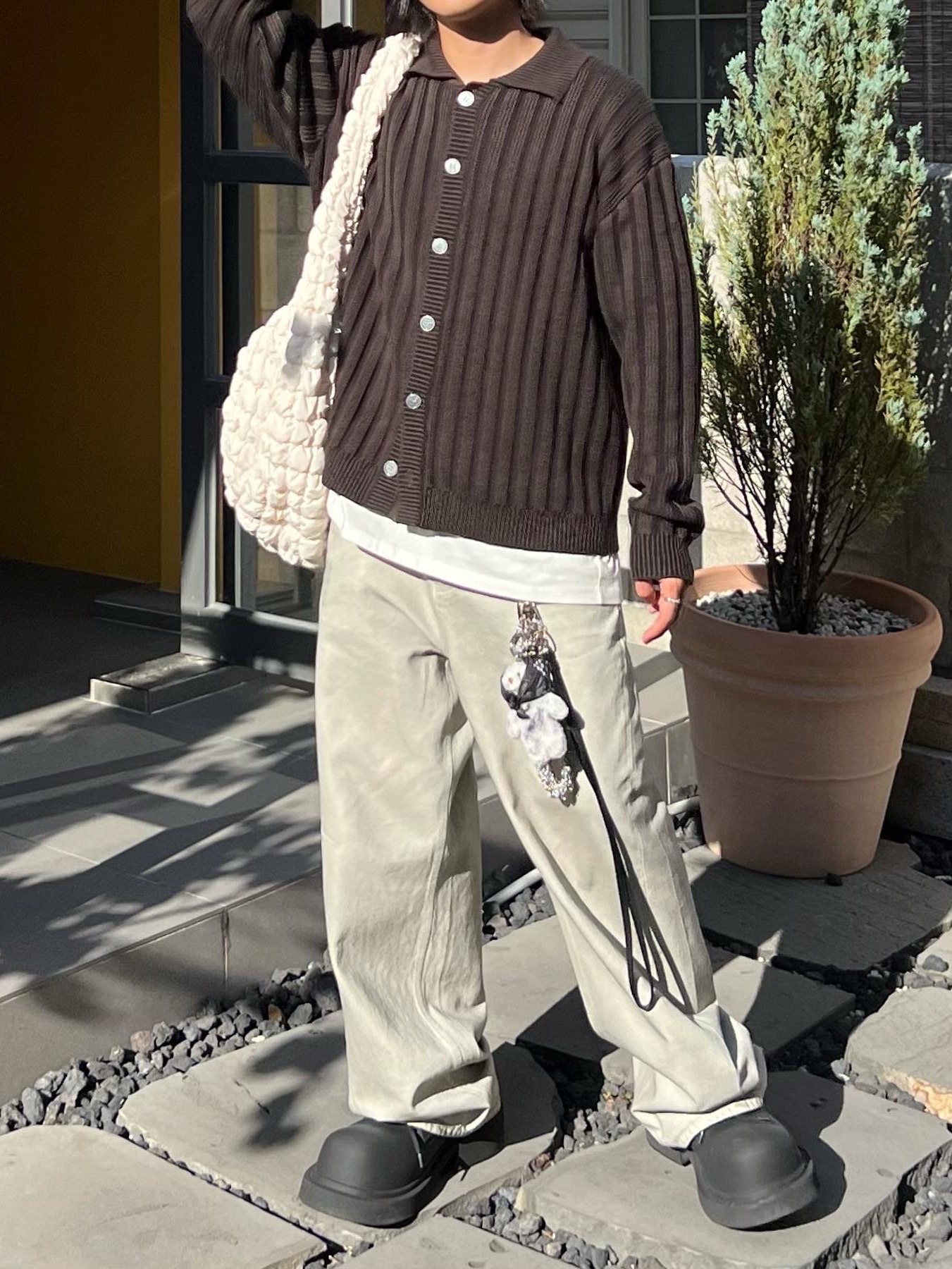 COS Quilted Oversized Shoulder Bag Off White Light Beige, Balenciaga Steroid Derby Black 착용 스타일 - 5