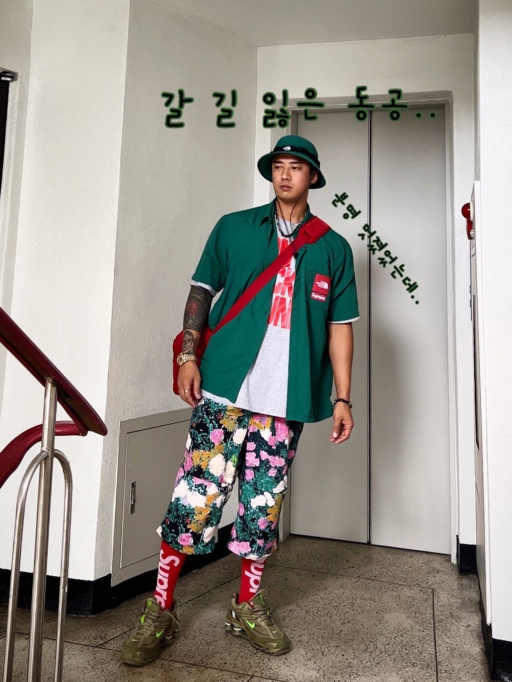 Supreme x The North Face Trekking Crusher Dark Green - 22SS, Supreme x The North Face Trekking S/S Shirt Dark Green - 22SS 착용 스타일 - 3