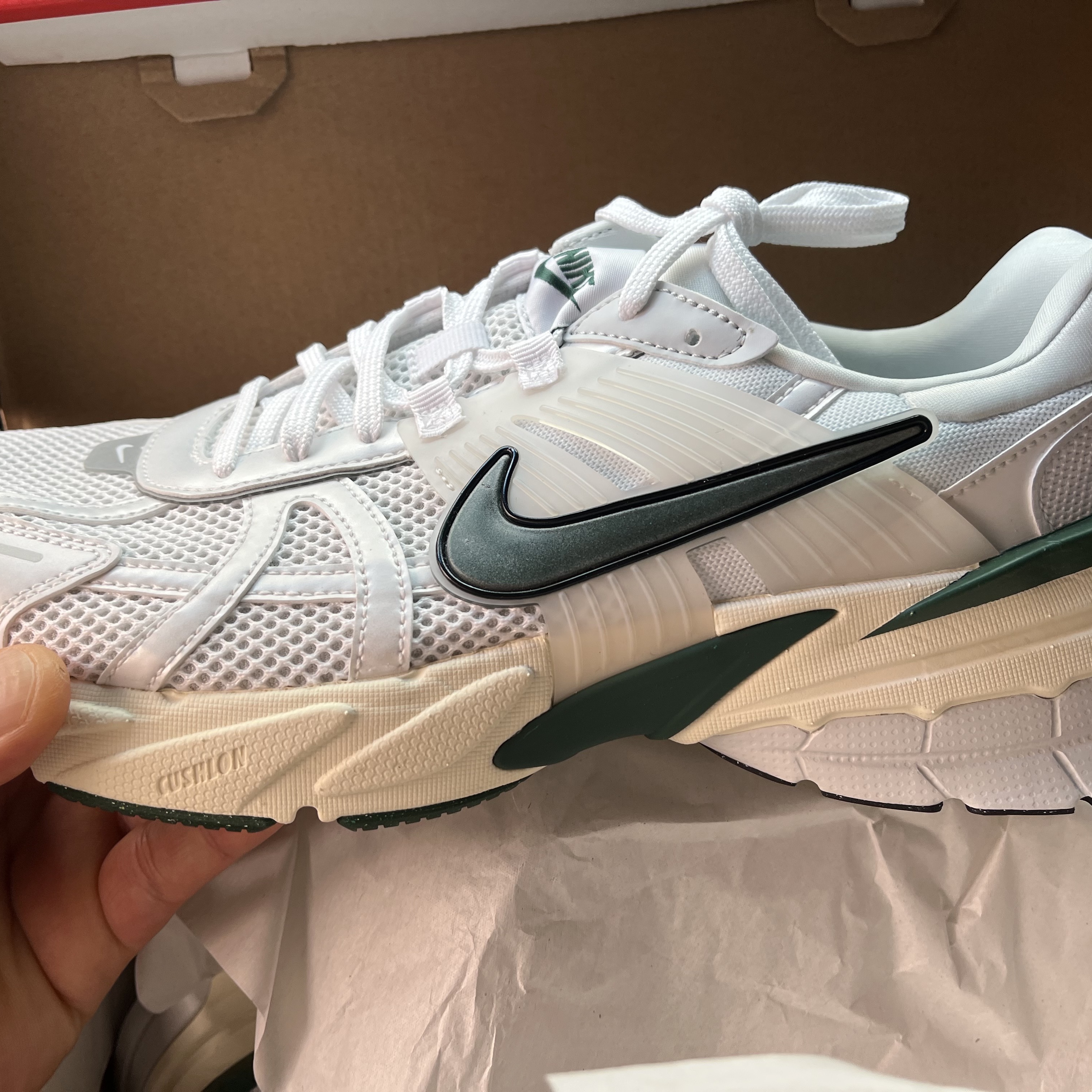 Nike V2K Run White Fir 착용 스타일