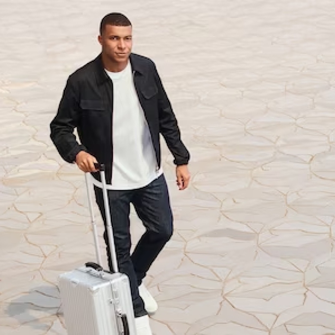 Rimowa Hybrid Cabin S All White Aluminium-Magnesium Polycarbonate White Gloss 착용 스타일 - 3