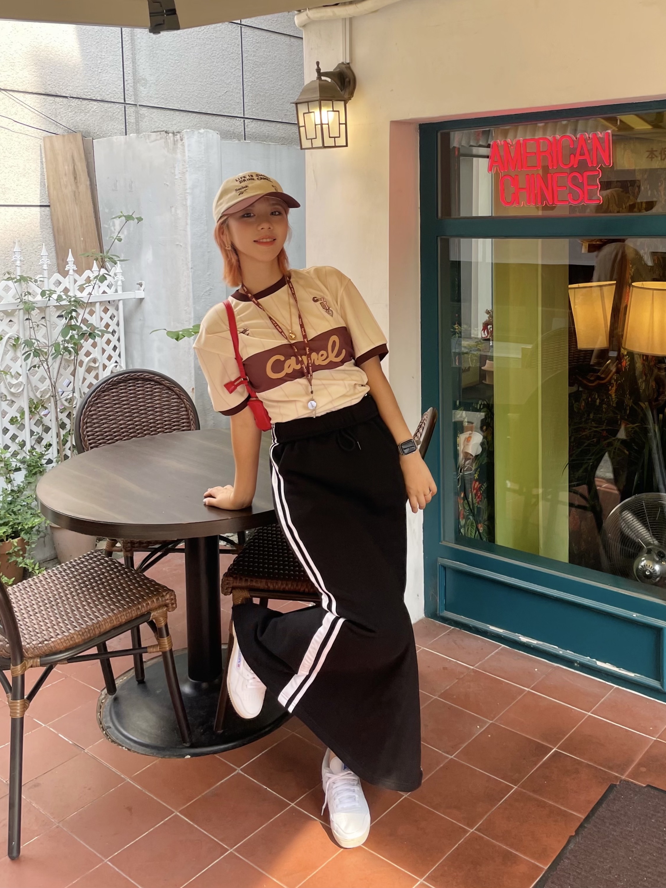 Reebok x Camel Coffee Blockcore T-Shirt Camel, Reebok Club C 85 Vintage Retro White 착용 스타일 - 2