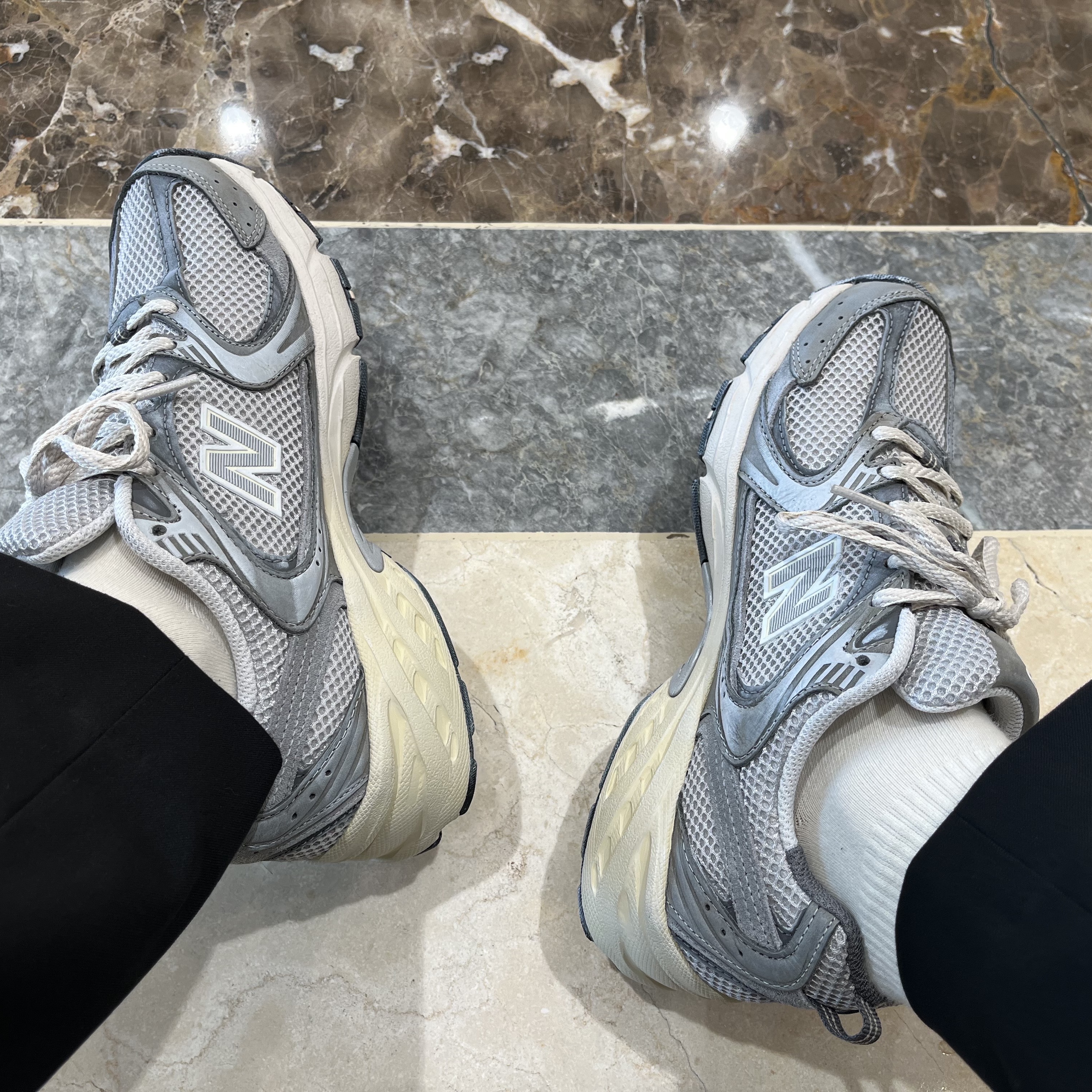 New Balance 530 Premium Vintage Grey Matter 착용 스타일