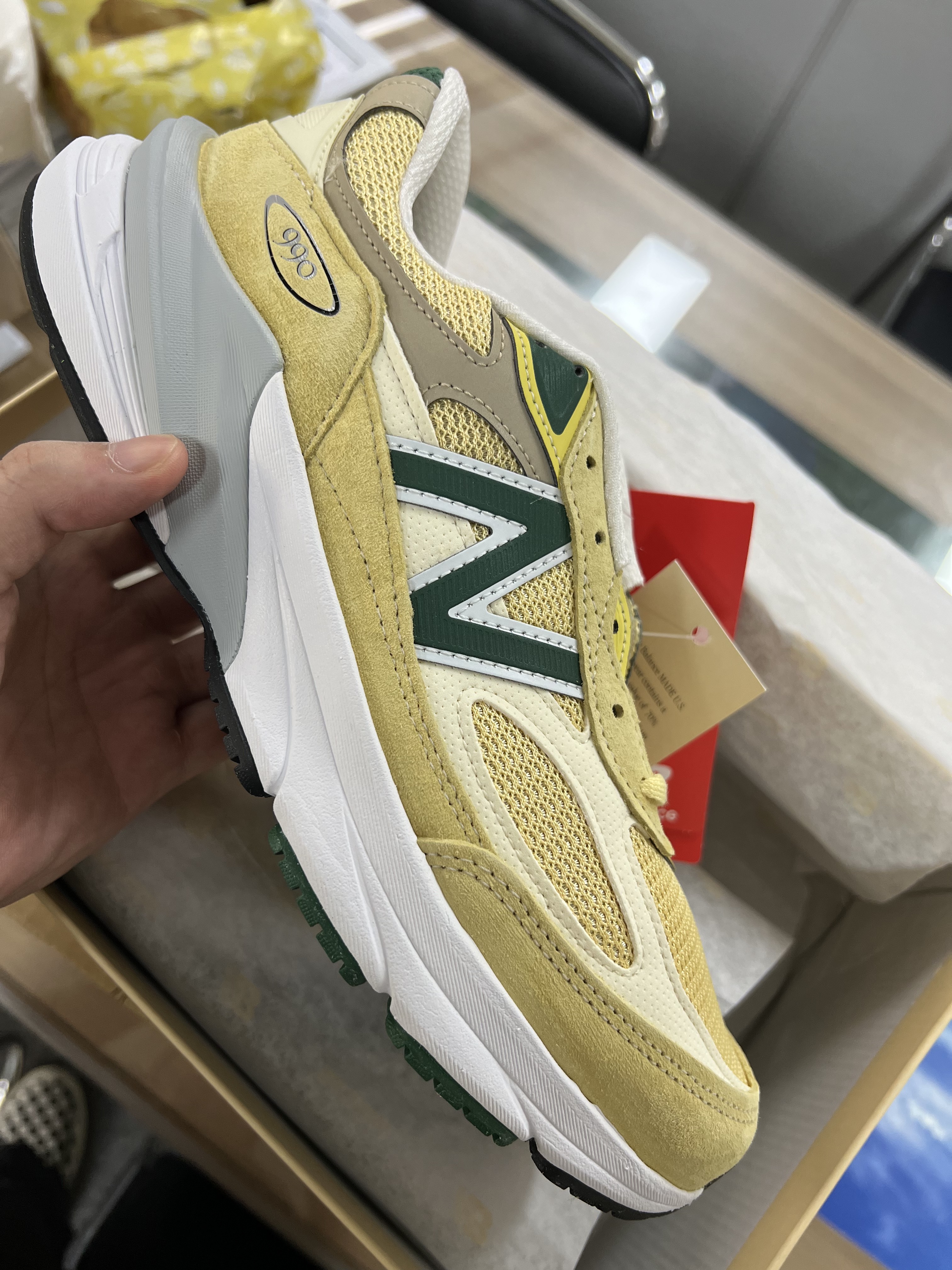 New Balance 990v6 Made in USA Sulphur Green 착용 스타일