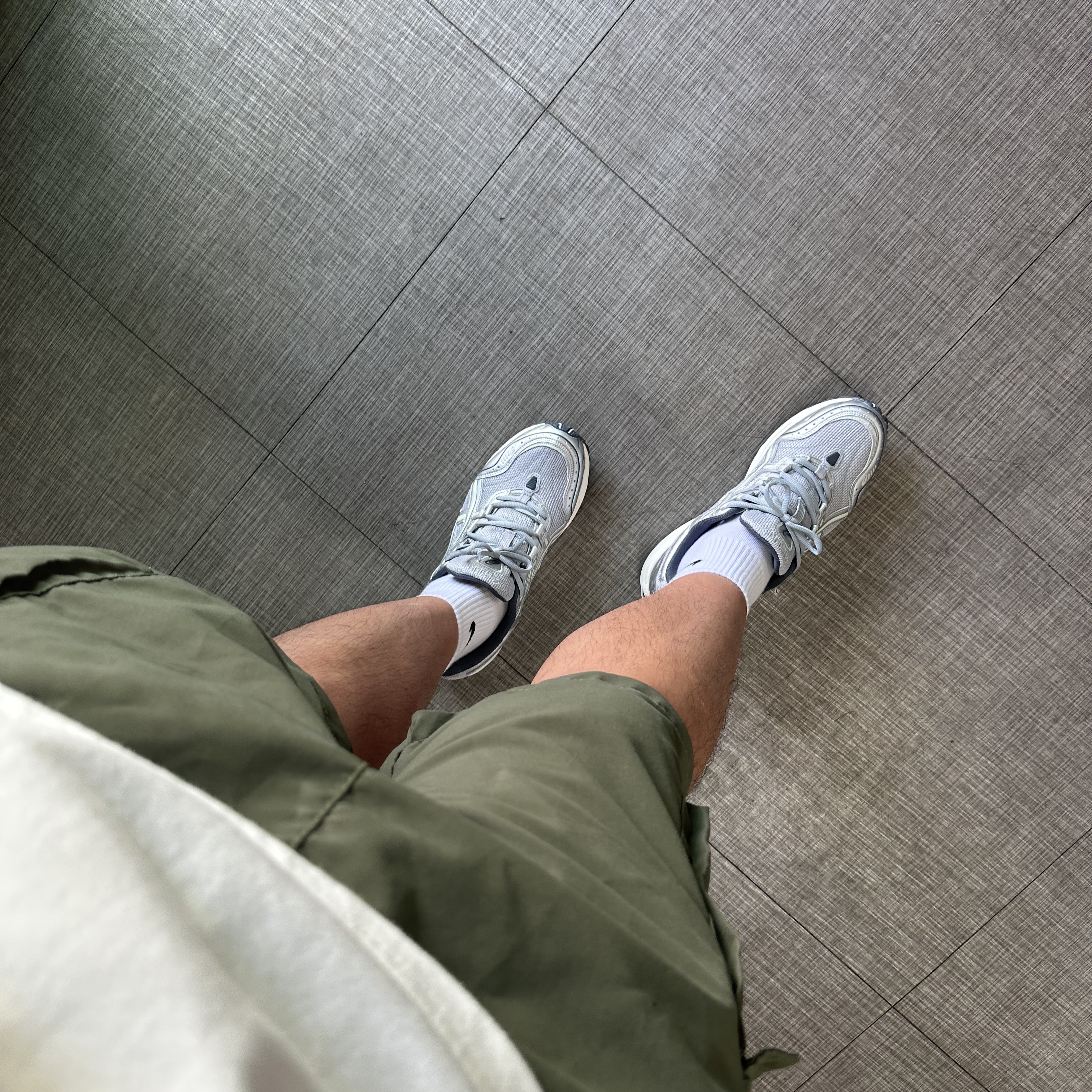Asics Gel-1090 Piedmont Grey 착용 스타일 - 1