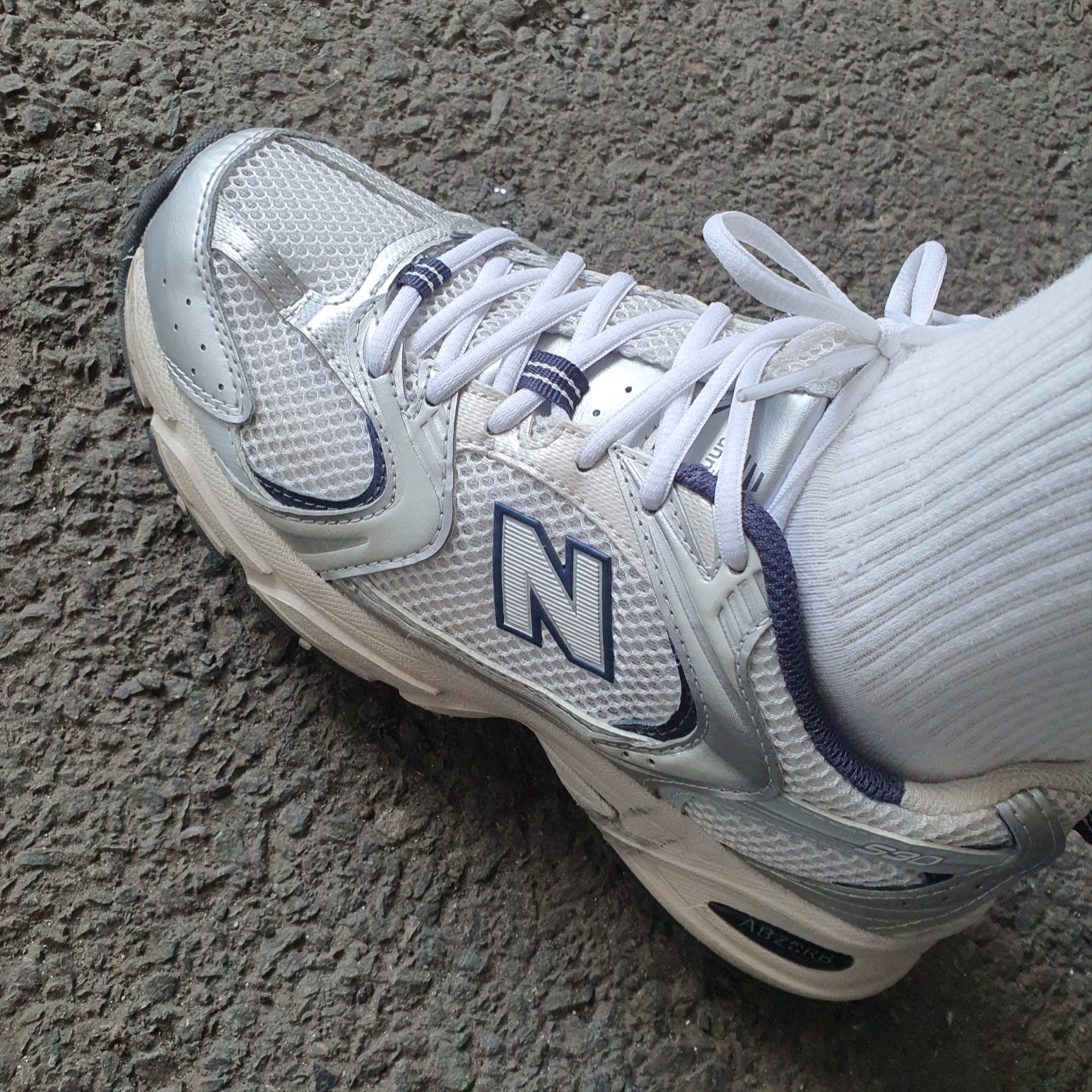 New Balance 530 Steel Grey 착용 스타일 - 3