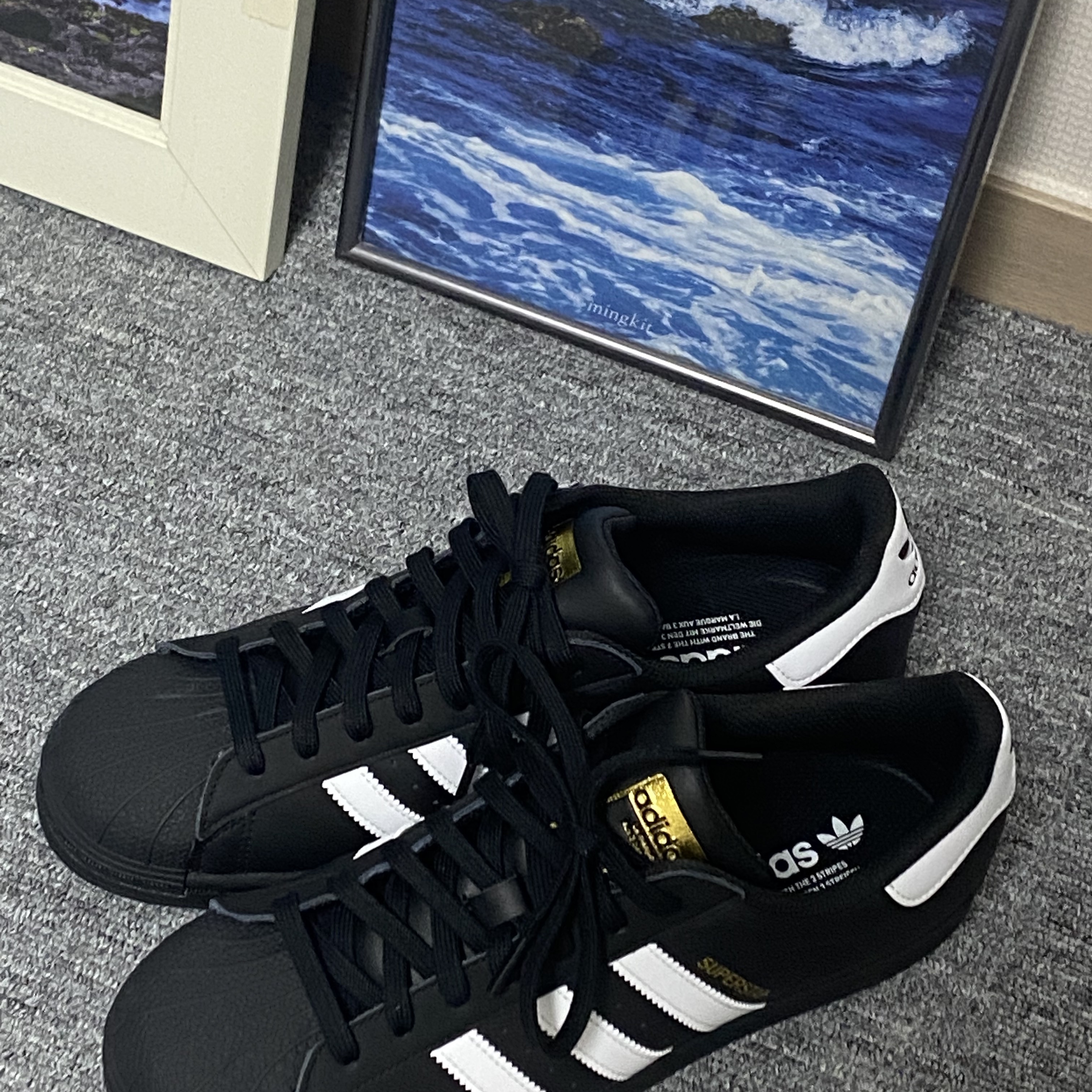 Adidas Superstar Core Black White, Maison Margiela Keyring Wallet Black 착용 스타일 - 2