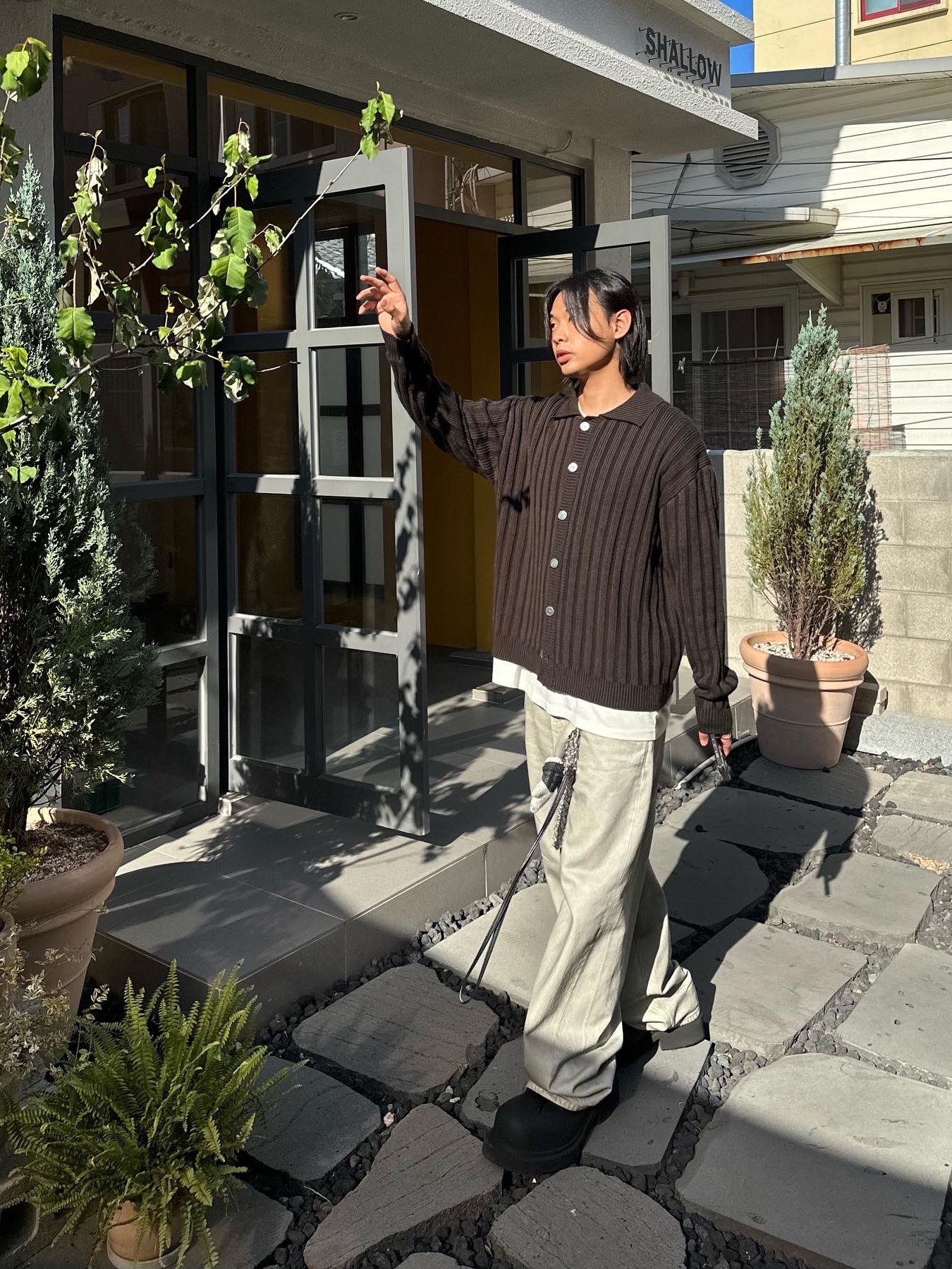 COS Quilted Oversized Shoulder Bag Off White Light Beige, Balenciaga Steroid Derby Black 착용 스타일 - 4