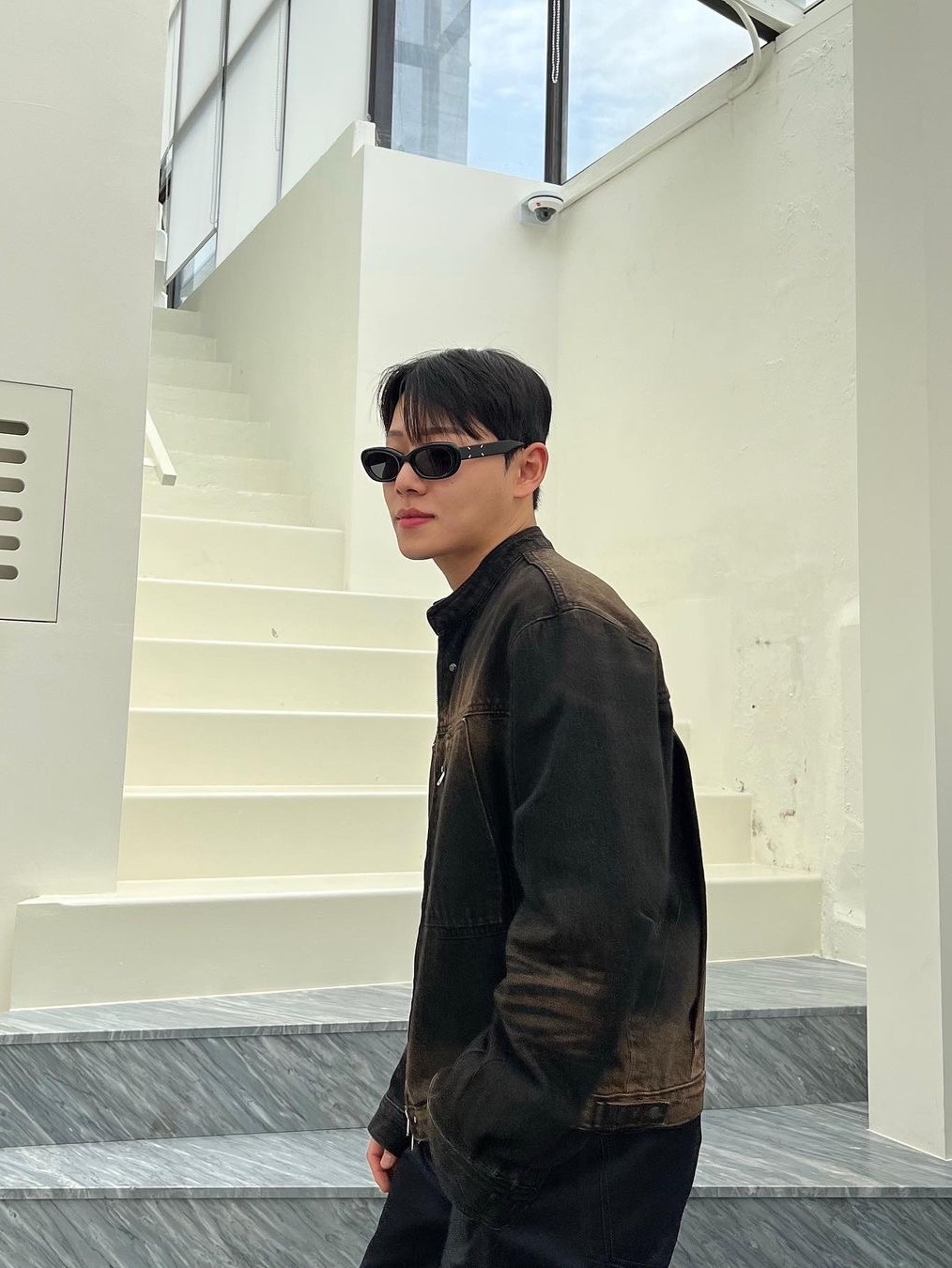 Haleine Sand Blushed Denim Biker Jacket Dark Brown Oil, [KREAM 단독] Haleine Sand Blushed Denim Biker Jacket Ash Blue Oil 착용 스타일 - 1