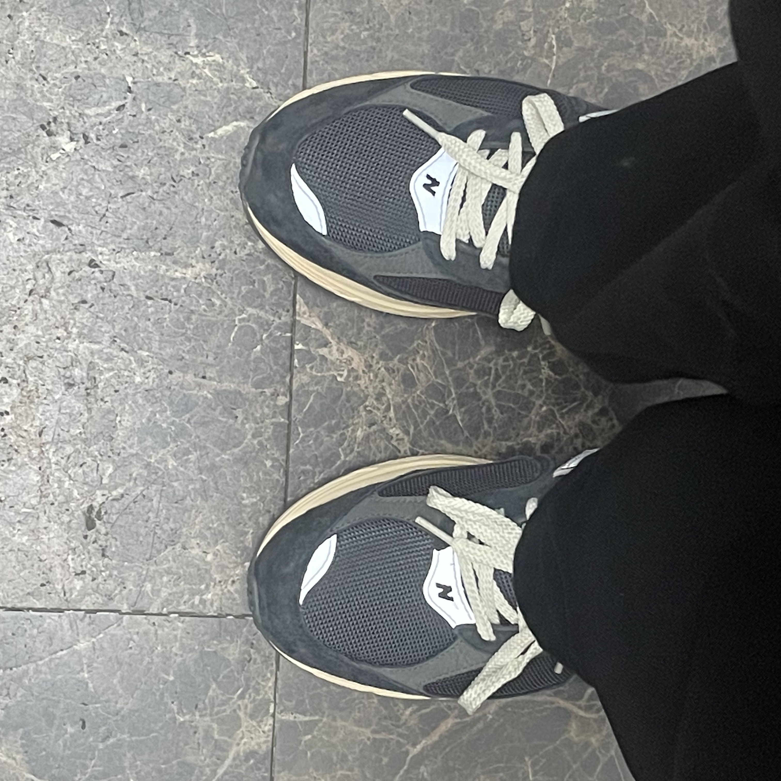 New Balance 2002R Special Vintage Black Grey 착용 스타일