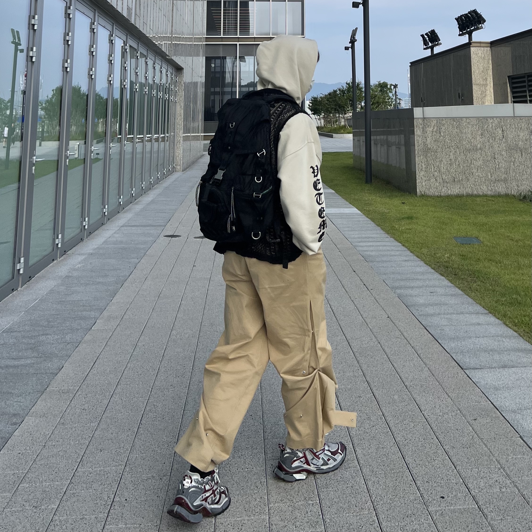 Nonnod Flexible Pants Beige, Balenciaga Runner Sneakers Grey Burgundy 착용 스타일 - 3