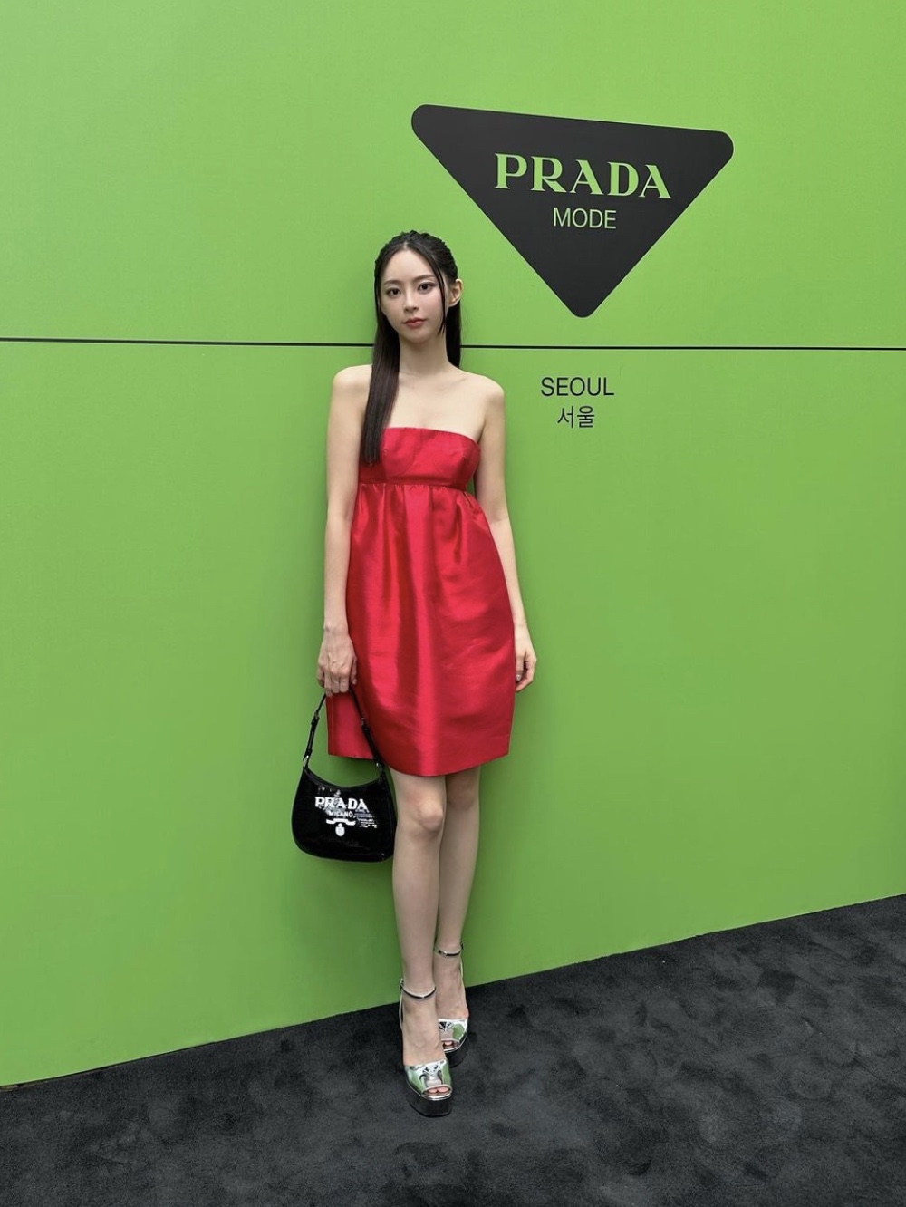 Prada Cleo Sequined Bag Black 착용 스타일