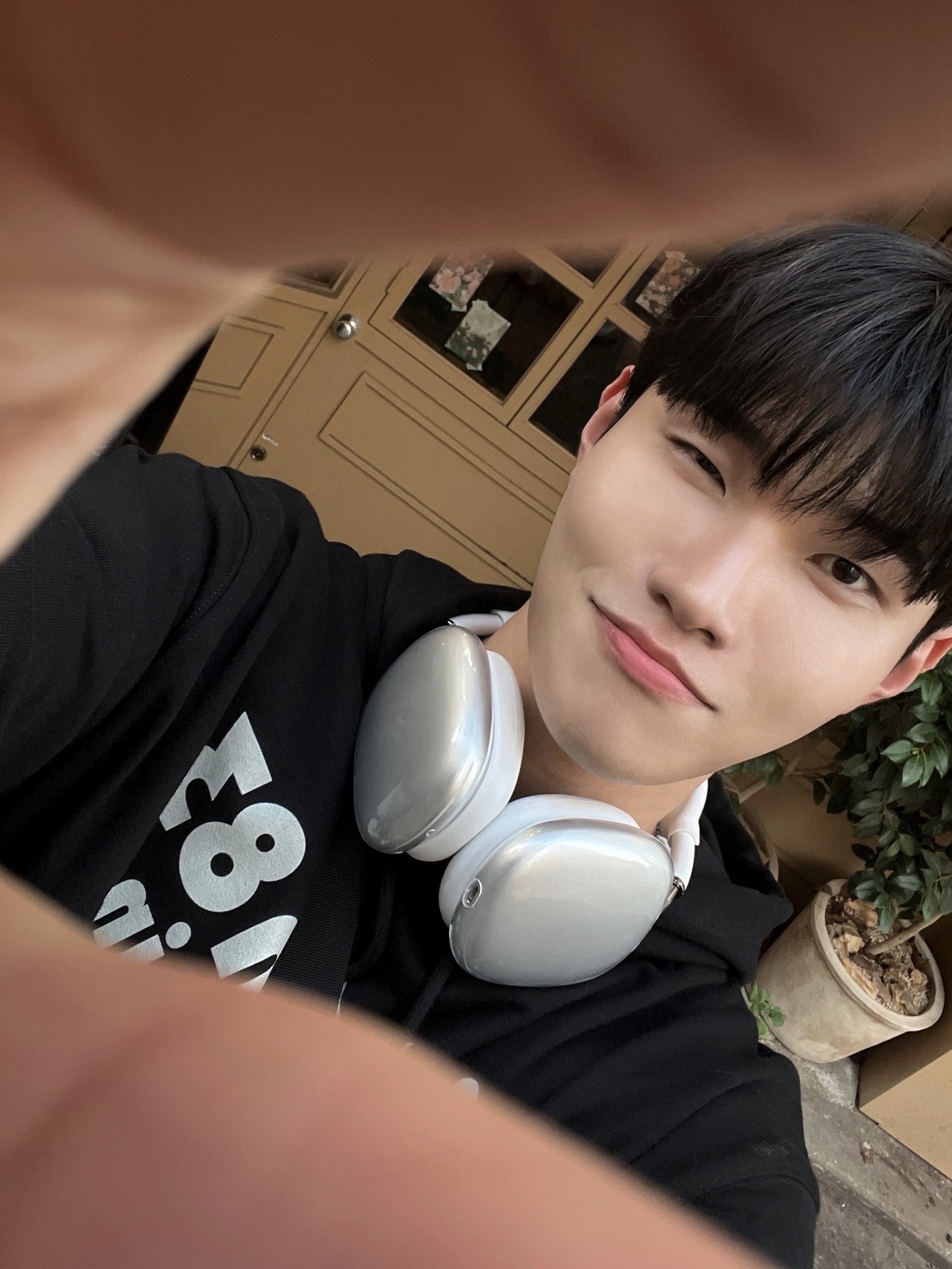 Nike x Jacquemus J Force 1 Low LX SP Black, Apple AirPods Max Lightning Silver (Korean Ver.) 착용 스타일 - 4