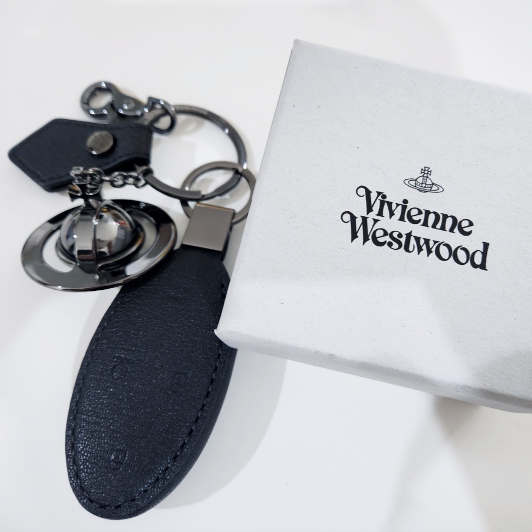 Vivienne Westwood Saffiano 3D Orb Keyring Gunmetal Black 착용 스타일