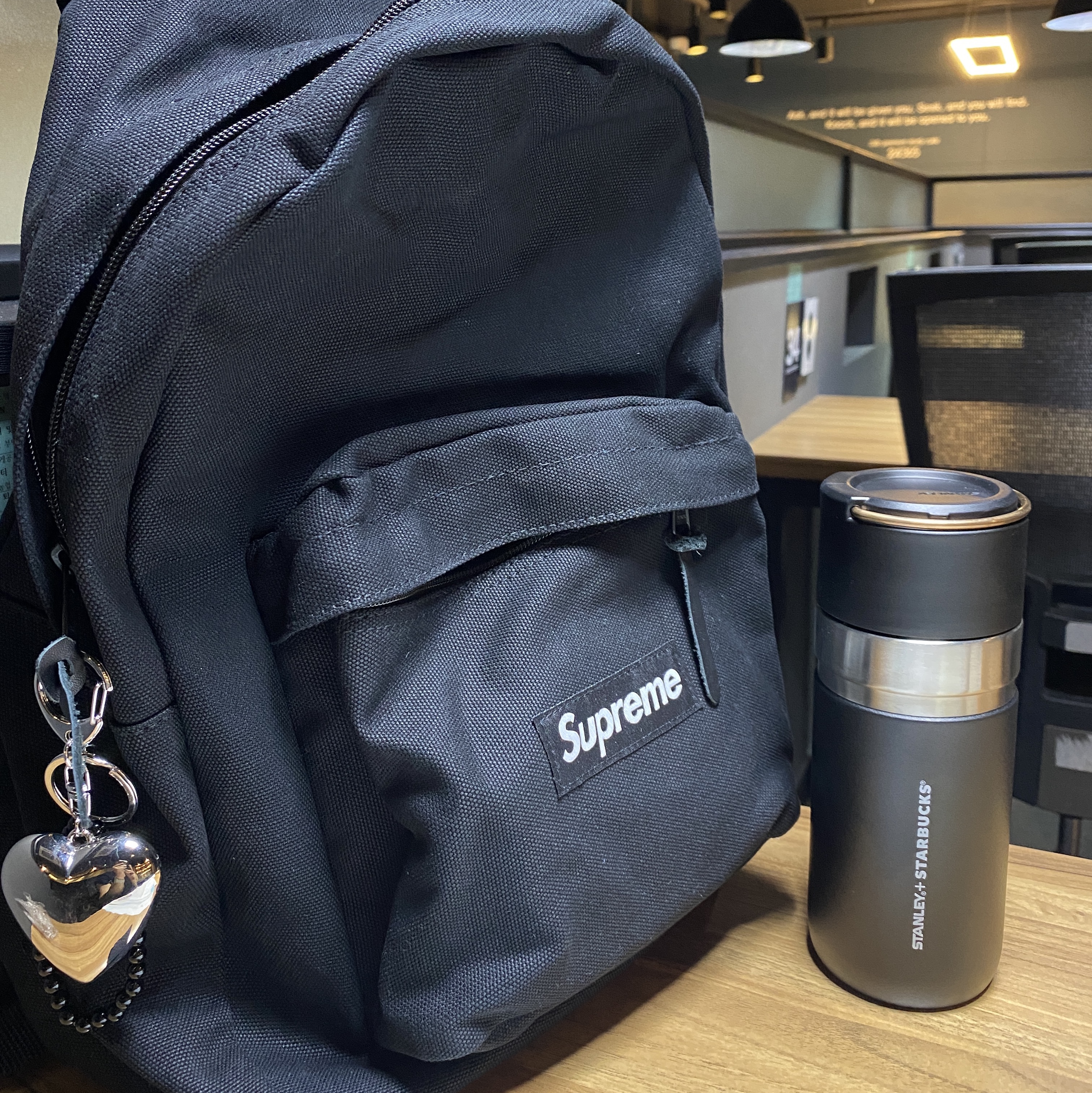Supreme Canvas Backpack Black 착용 스타일