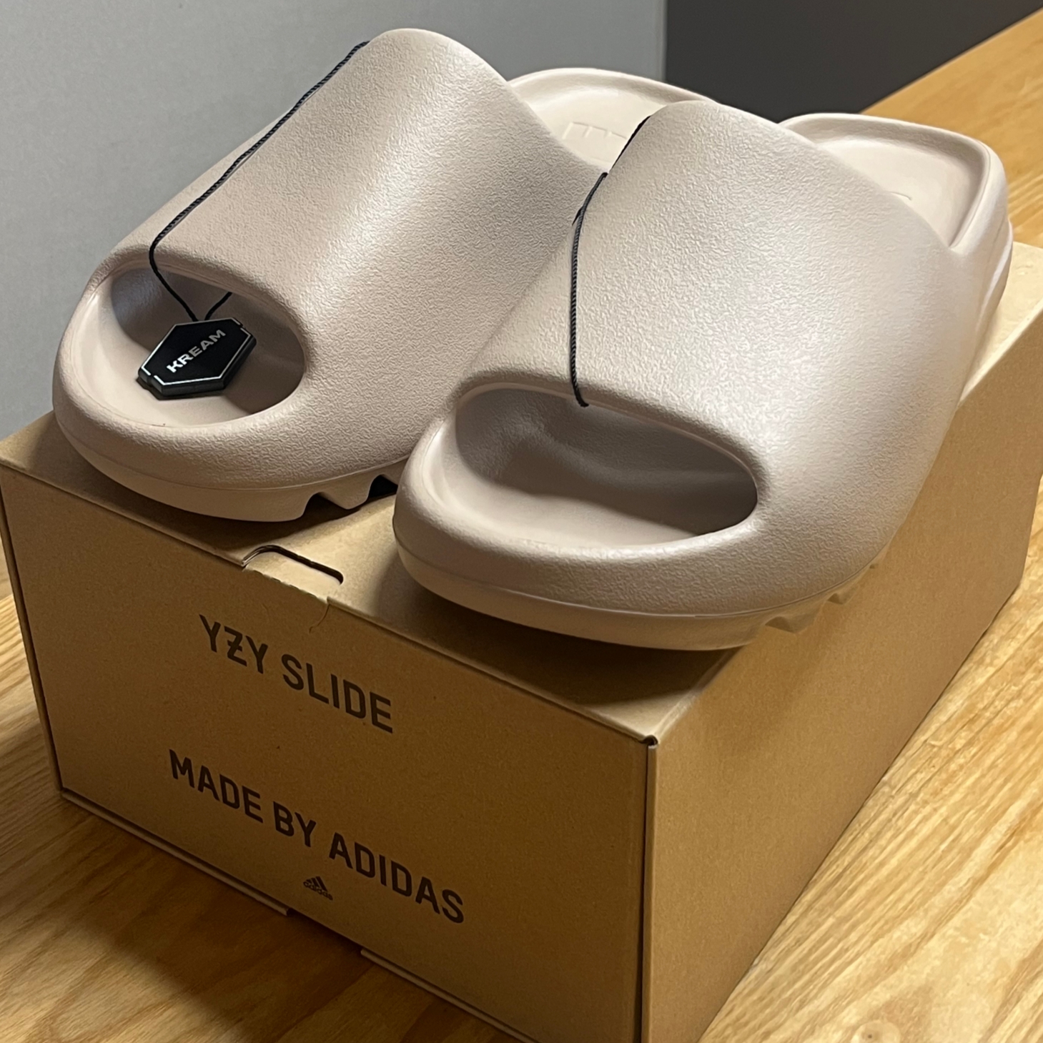 Adidas Yeezy Slide Pure - Re-Release Ver. 착용 스타일 - 4