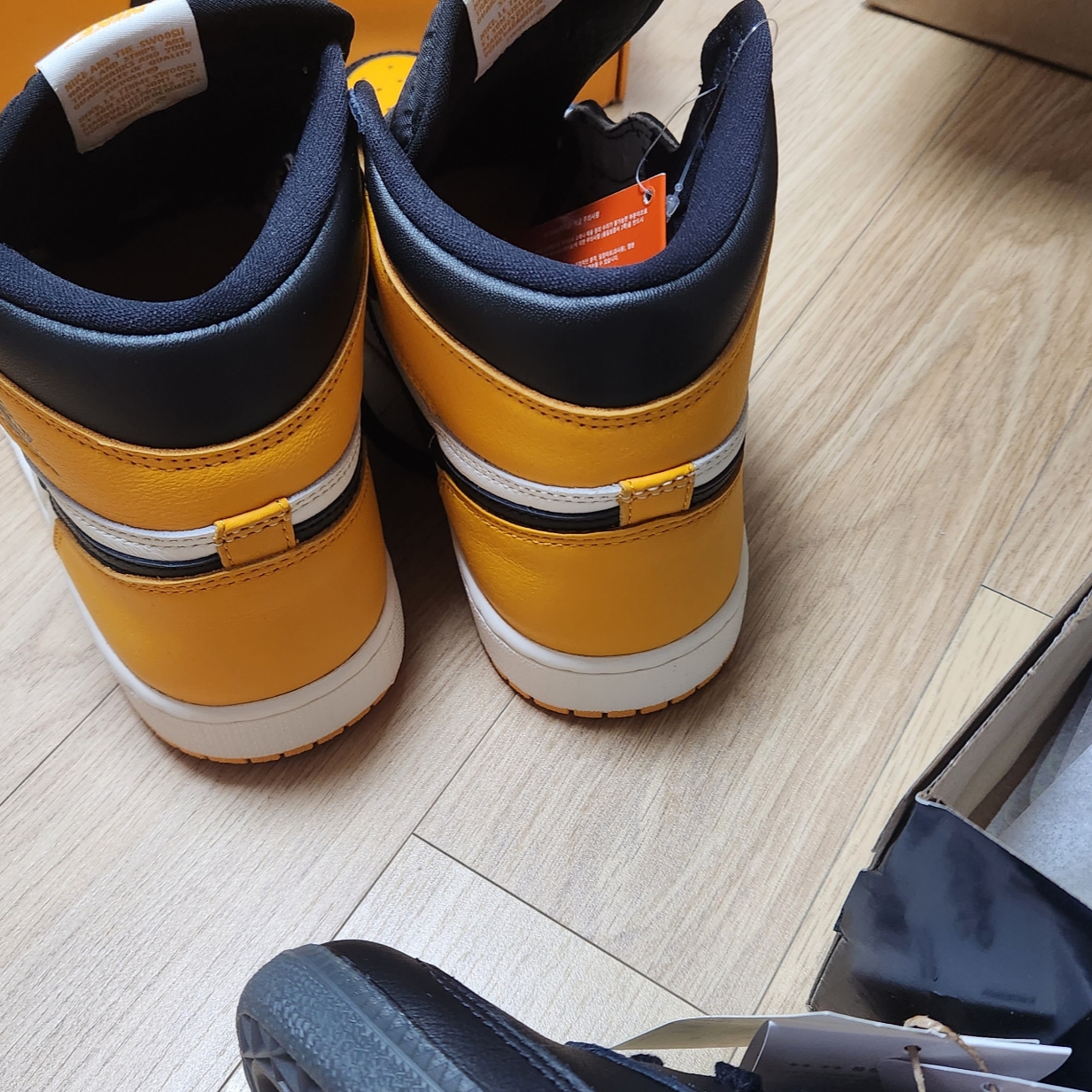 Jordan 1 Retro High OG Taxi 착용 스타일 - 3