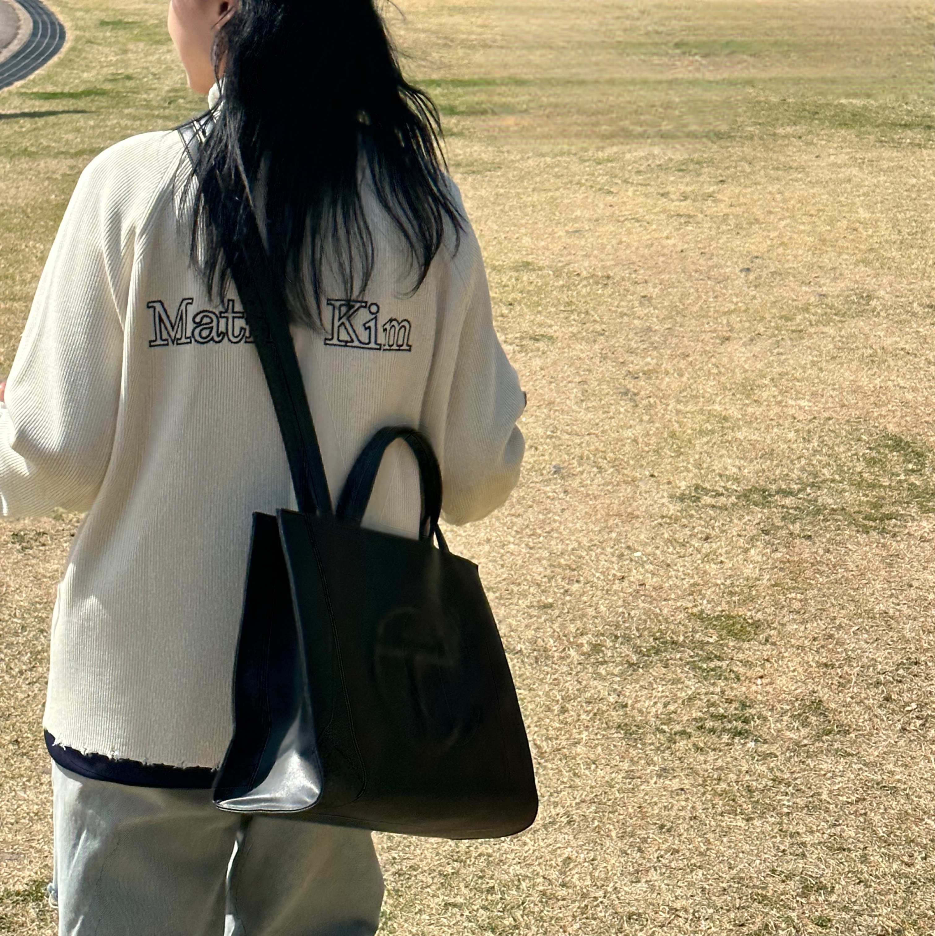 Telfar Medium Shopping Bag Black 착용 스타일 - 1