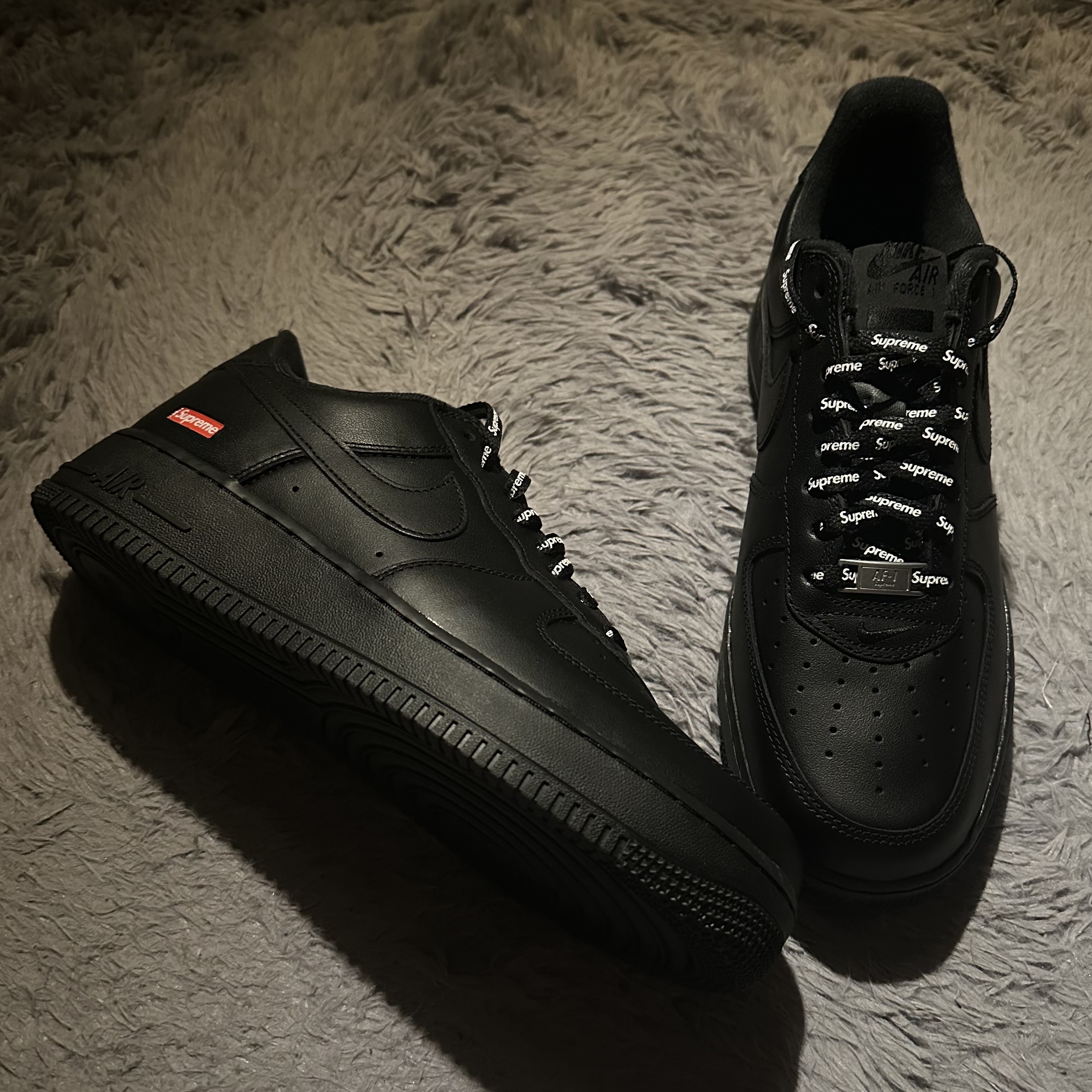 Nike x Supreme Air Force 1 Low Black 착용 스타일 - 4
