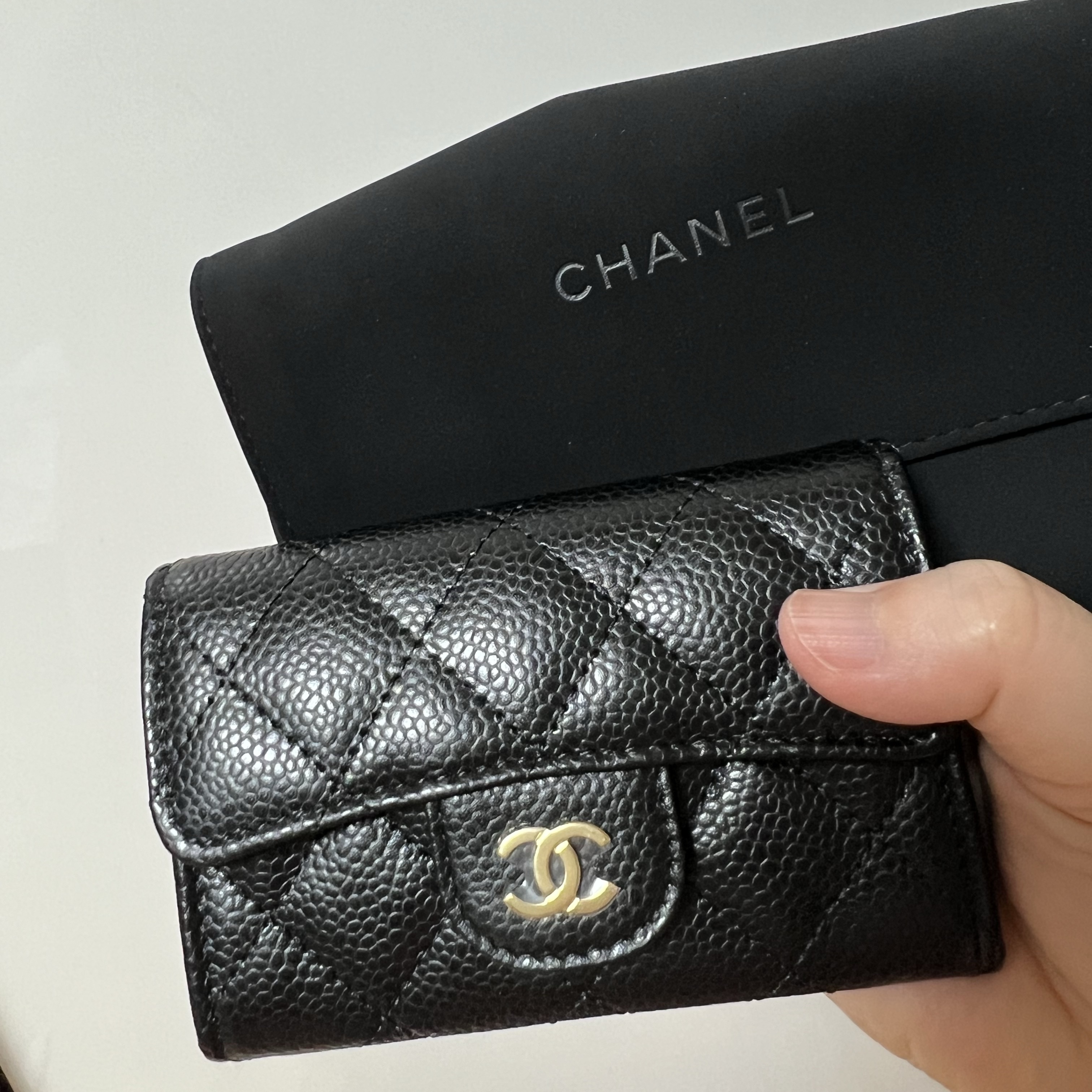 Chanel Classic Card Holder Grained Calfskin & Gold Black 착용 스타일