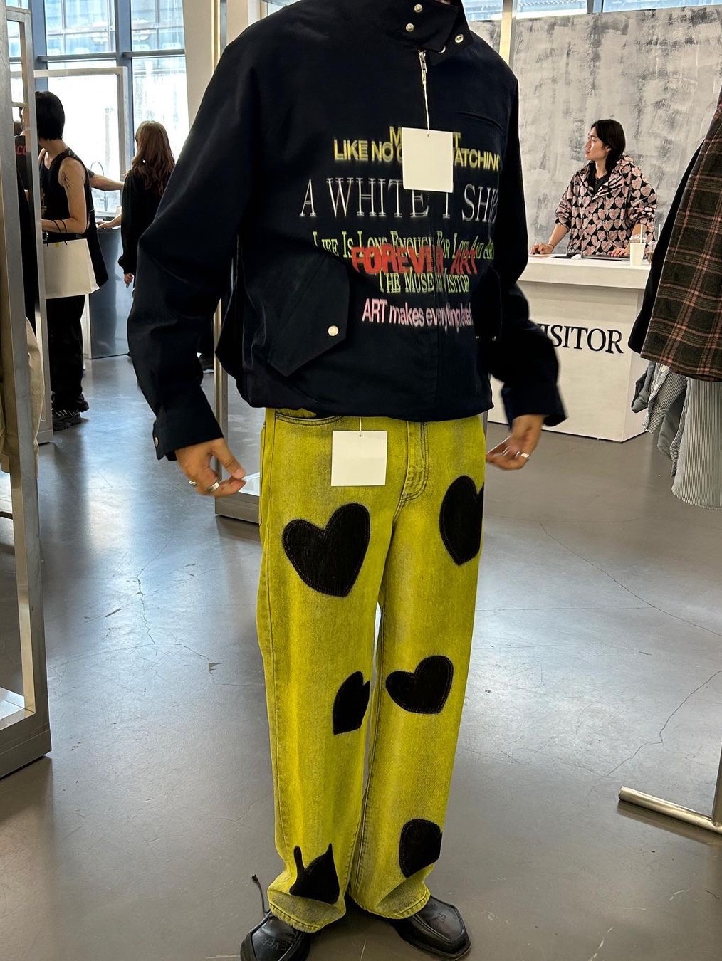 The Museum Visitor Heart Bleached Denim Pants Yellow 착용 스타일