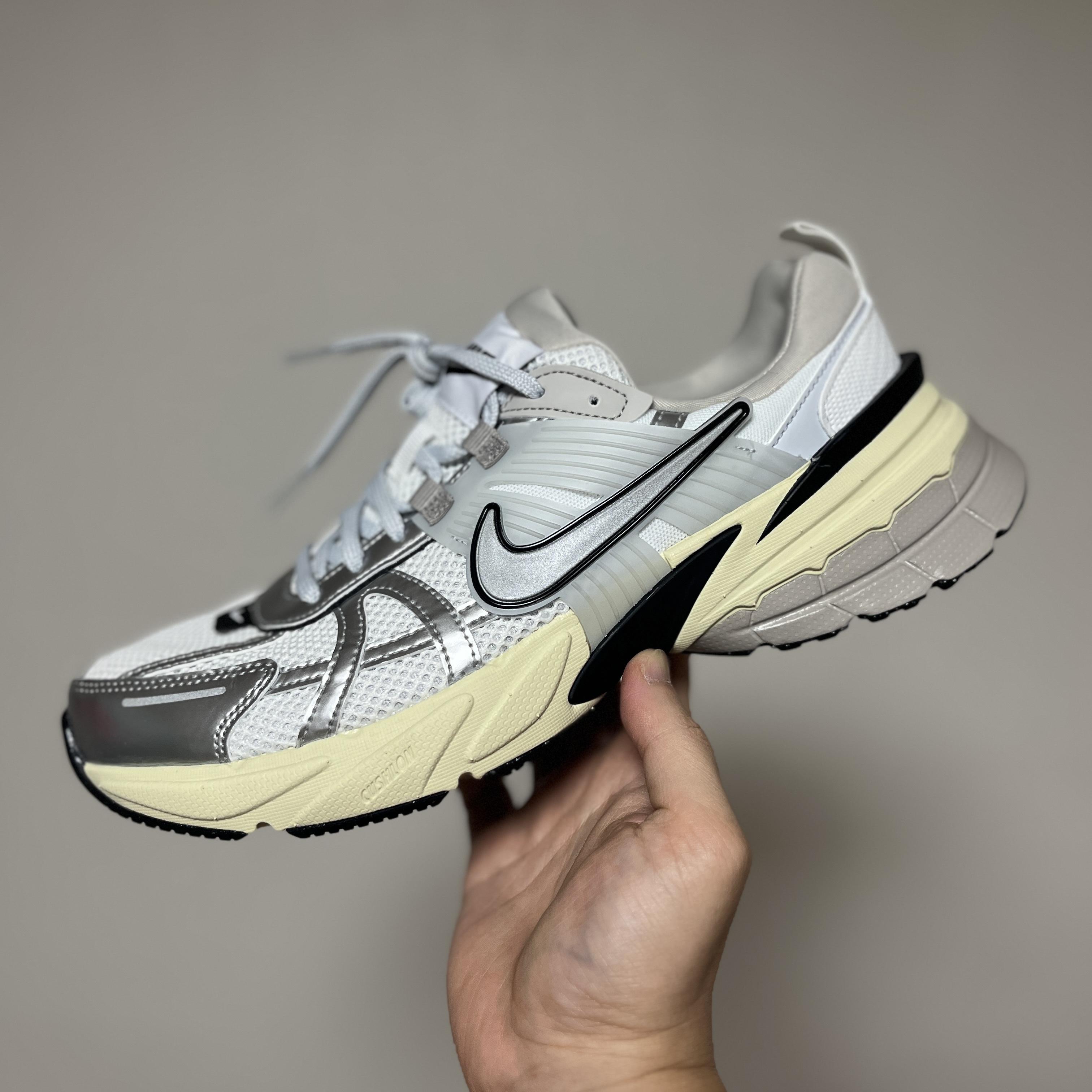 Nike V2K Run Summit White Metallic Silver 착용 스타일