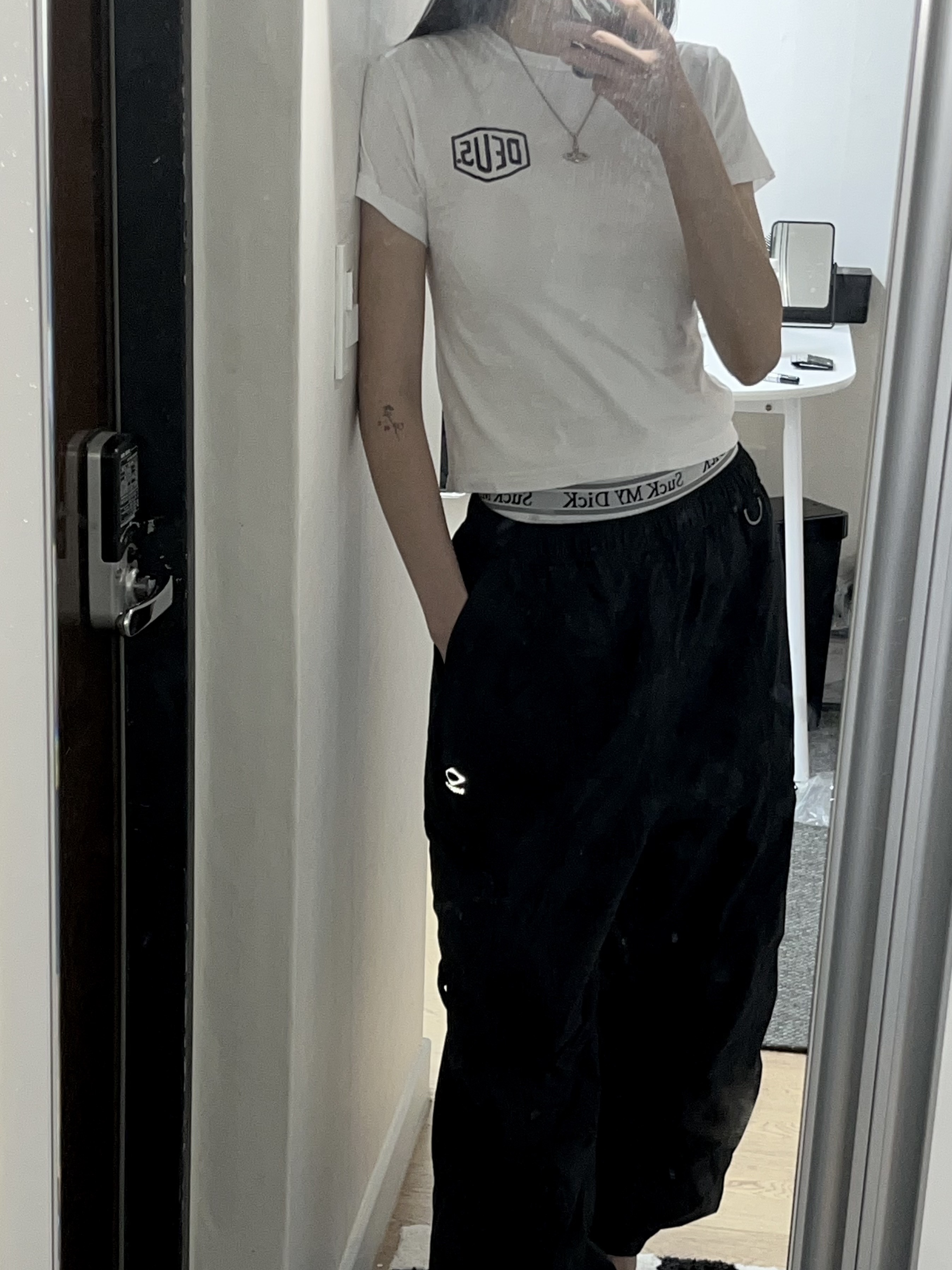 (Kids) Deus Ex Machina College Seoul T-Shirt White, Mischief Lightweight Track Pants Black 착용 스타일 - 1