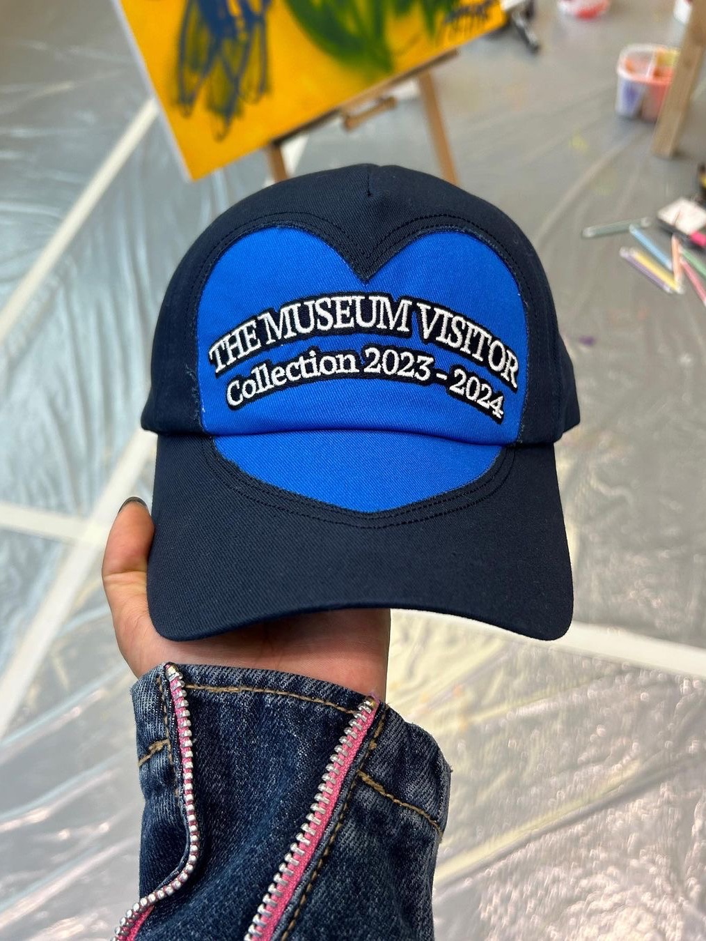 The Museum Visitor Heart Cut-Out Logo Ballcap Black, The Museum Visitor Heart Cut-Out Logo Ballcap Brown 착용 스타일 - 2