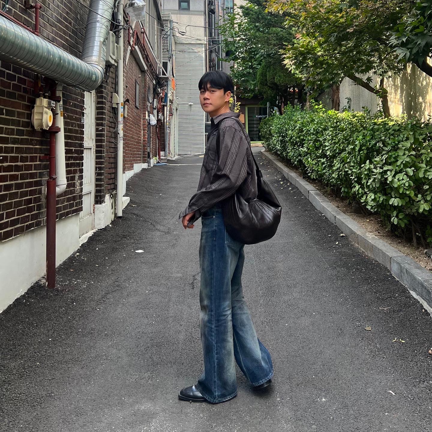 Lemaire Medium Croissant Bag Soft Nappa Leather Dark Chocolate 착용 스타일 - 2