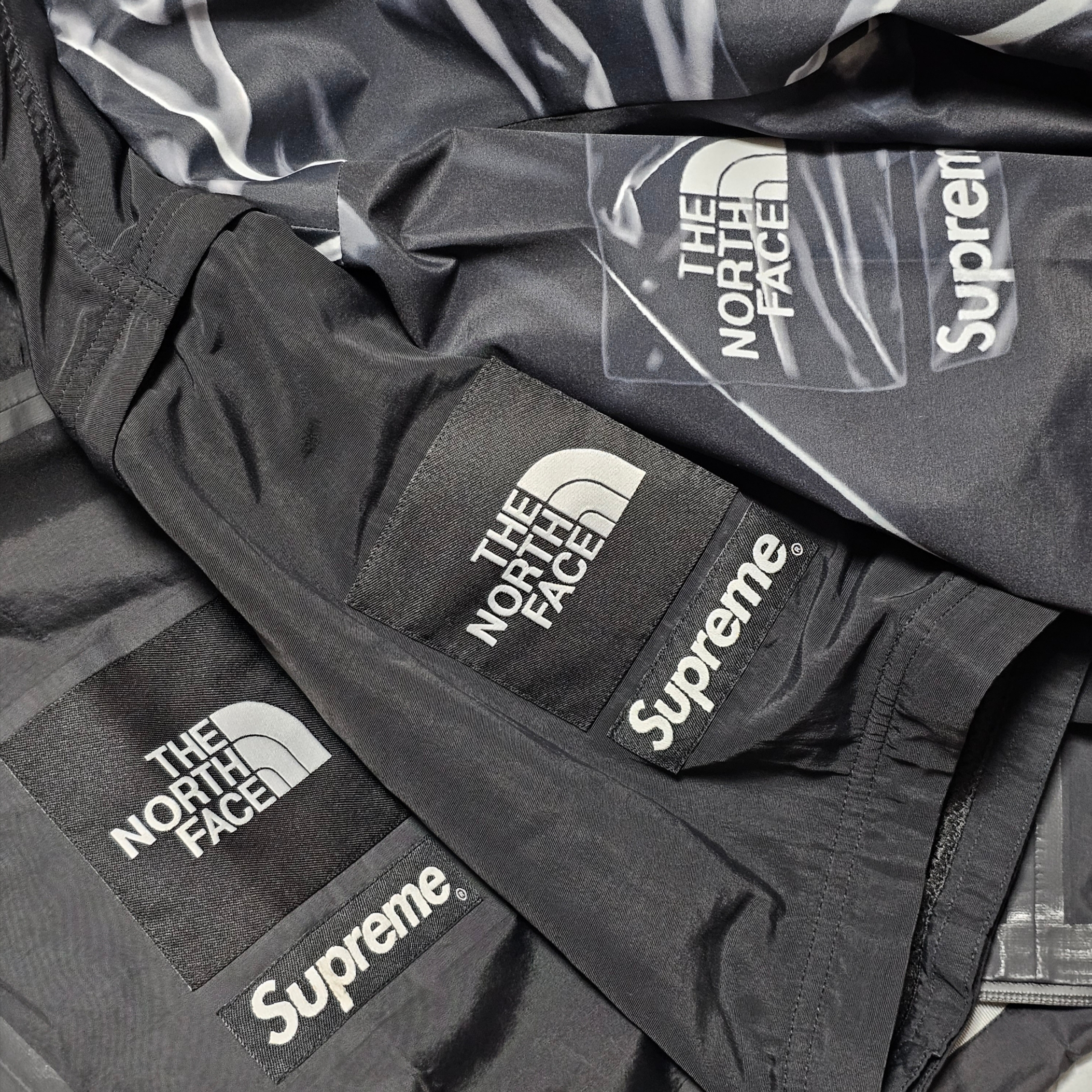 Supreme x The North Face Trekking Convertible Jacket Black - 22SS, Supreme x The North Face Trompe L’oeil Printed Taped Seam Shell Jacket Black - 23SS 착용 스타일