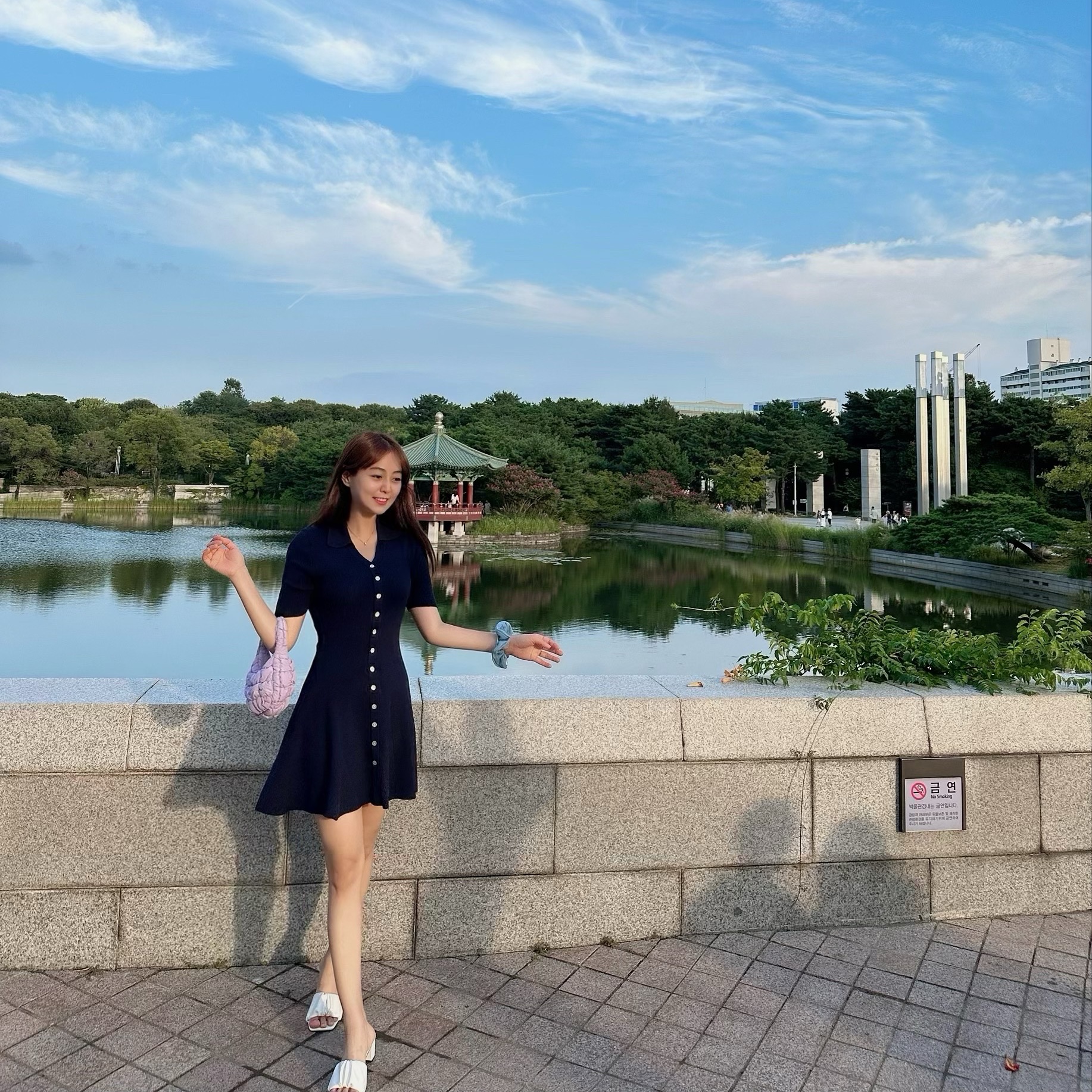 COS Quilted Micro Bag Purple 착용 스타일 - 3