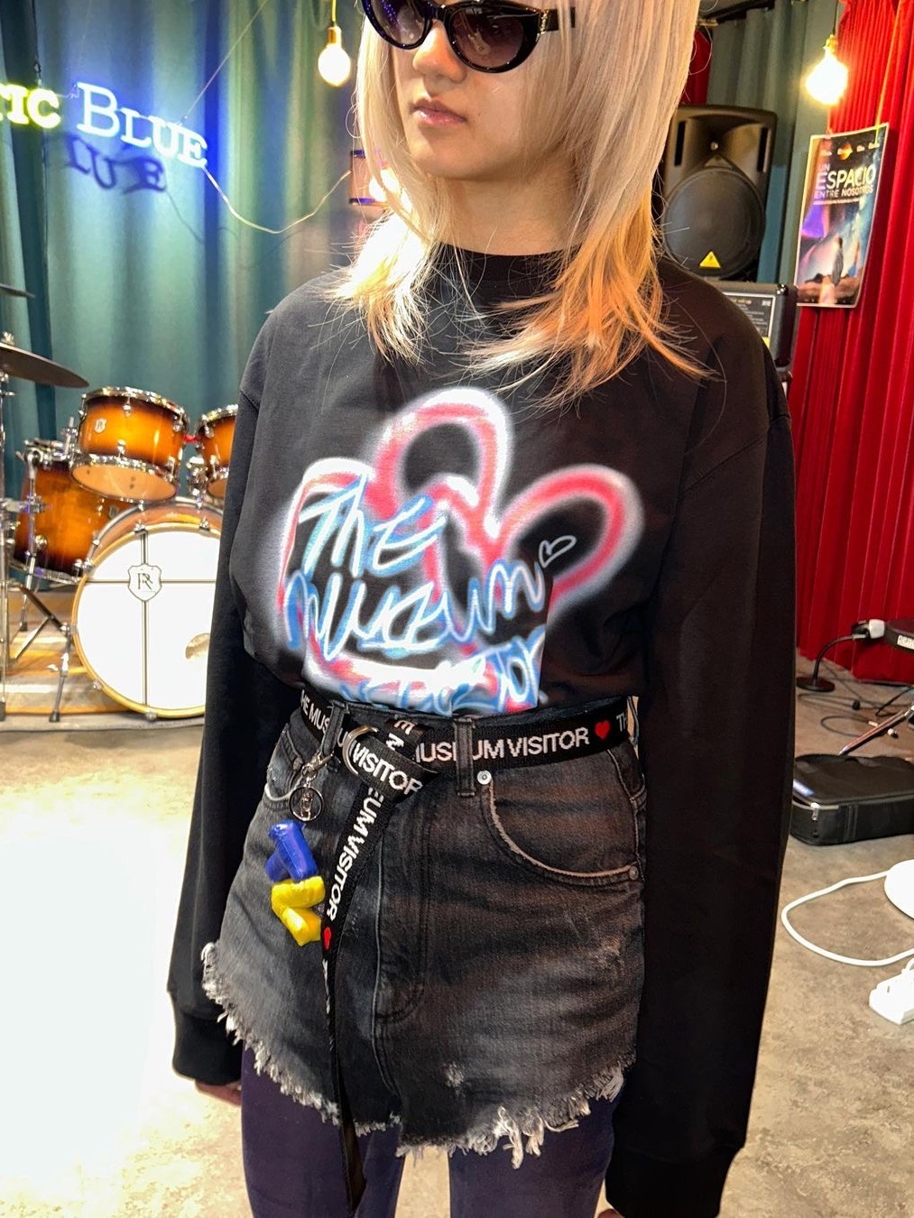 The Museum Visitor Blurred Heart Printed Long Sleeve Black 착용 스타일
