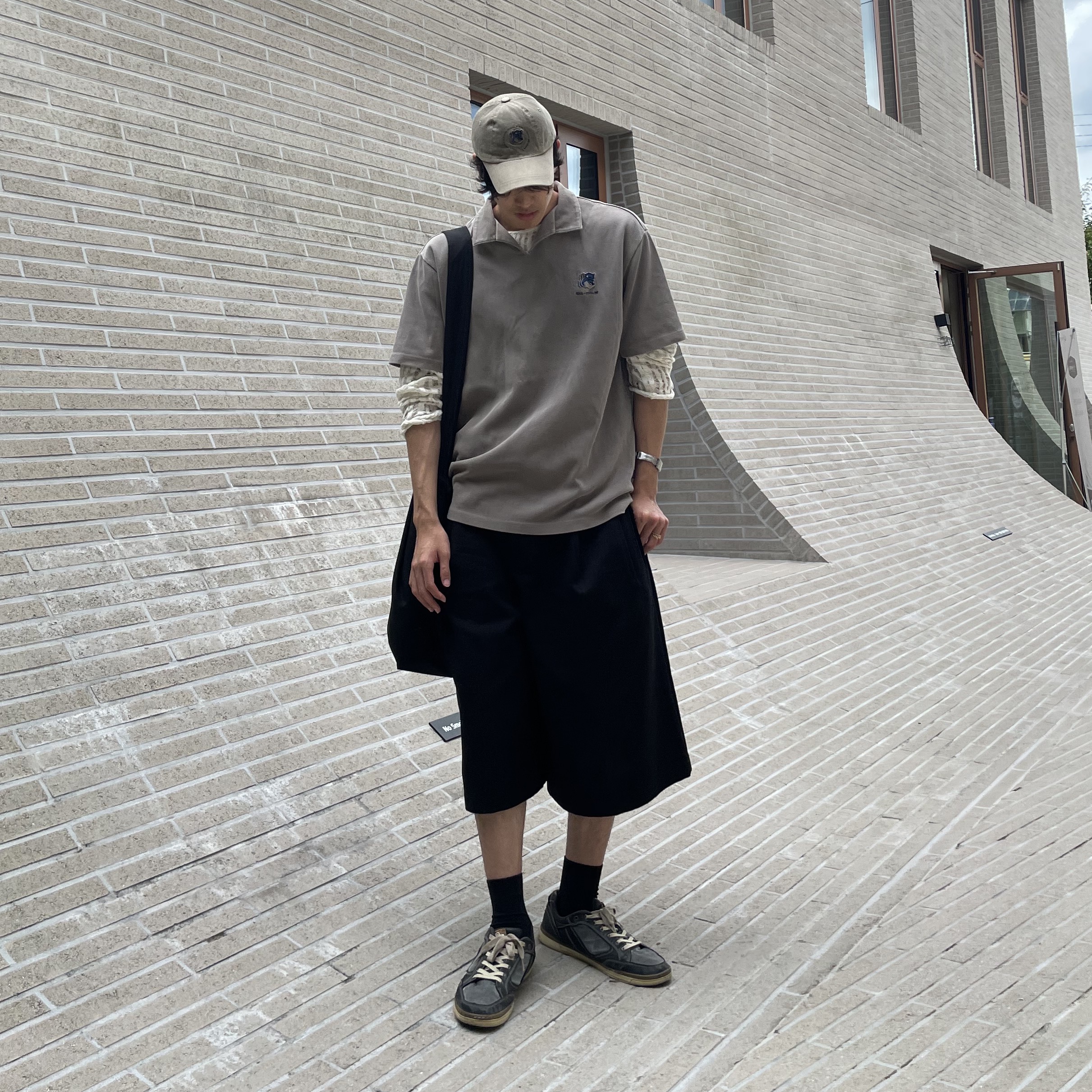 Maison Kitsune x Ader Error Triple Fox Head PK-Shirt Beige, Ader Error x Maison Kitsune Triple Fox Head Cap Pink 착용 스타일 - 1