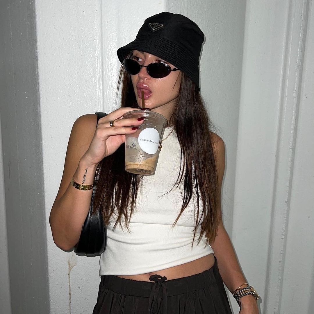(W) Prada Re-Nylon Bucket Hat Black, Celine Embroidered Bucket Hat in Ink Bleach Denim Ink Bleach 착용 스타일 - 2