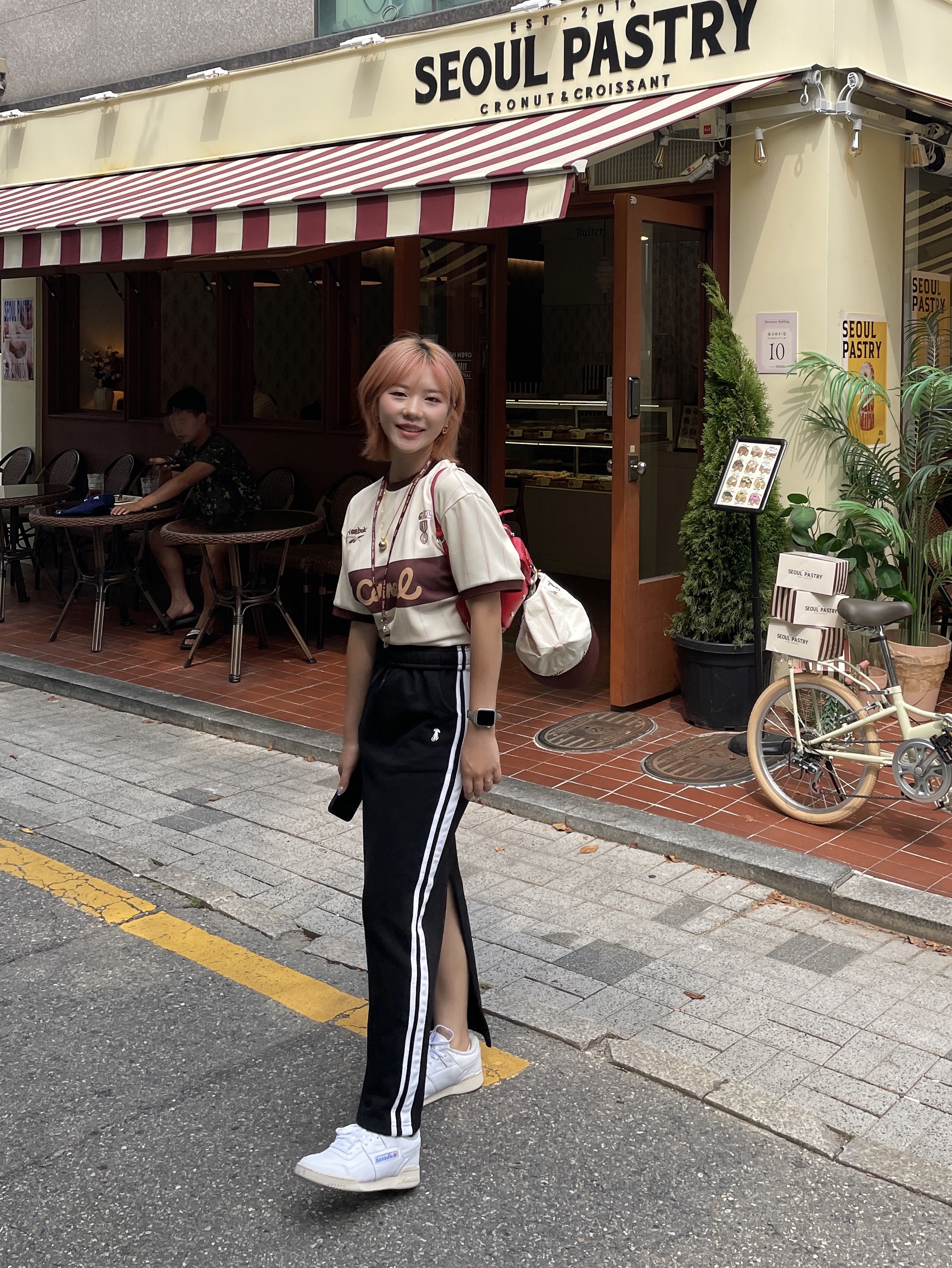 Reebok x Camel Coffee Blockcore T-Shirt Camel, Reebok Club C 85 Vintage Retro White 착용 스타일 - 4