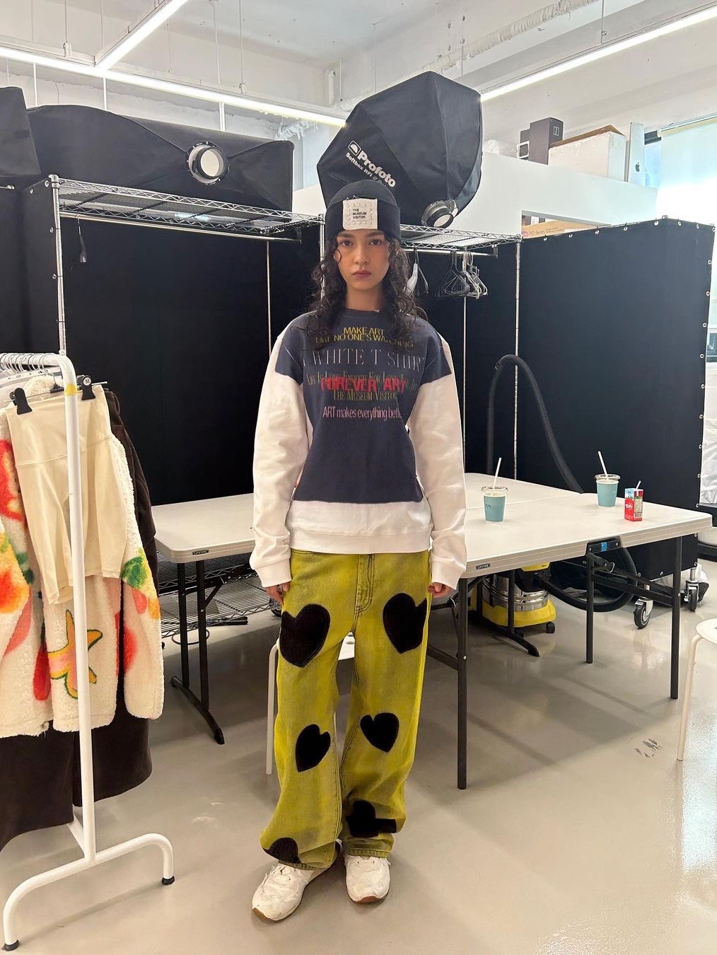 The Museum Visitor Heart Bleached Denim Pants Yellow, The Museum Visitor Lettering T-Shirts Printed Sweatshirts White 착용 스타일