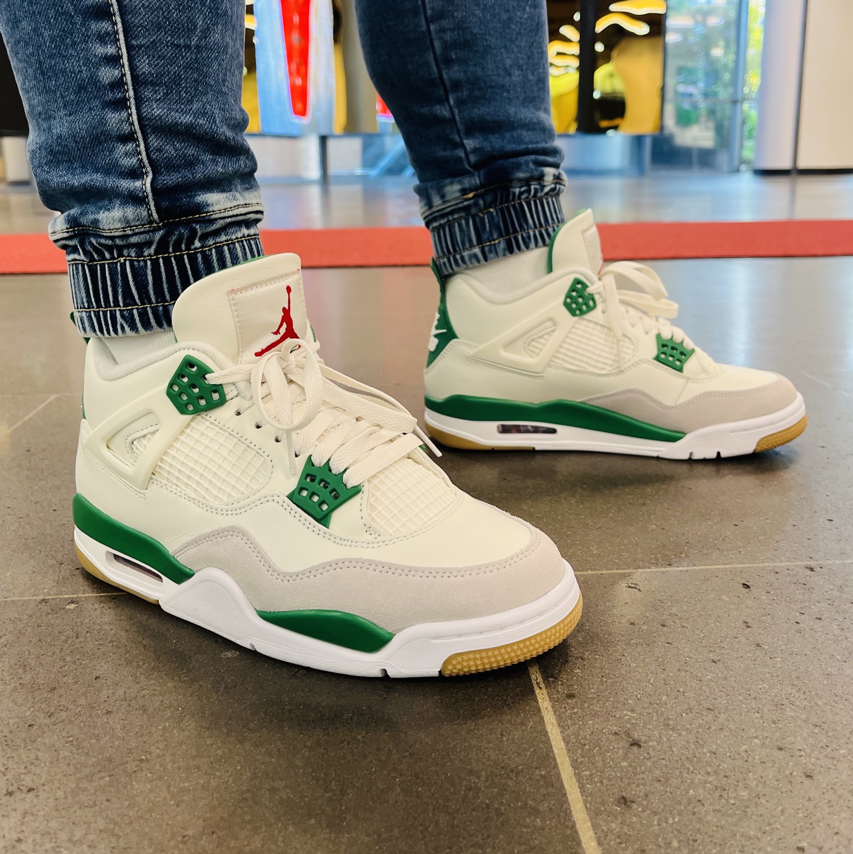Jordan 4 x Nike SB Retro SP Pine Green 착용 스타일
