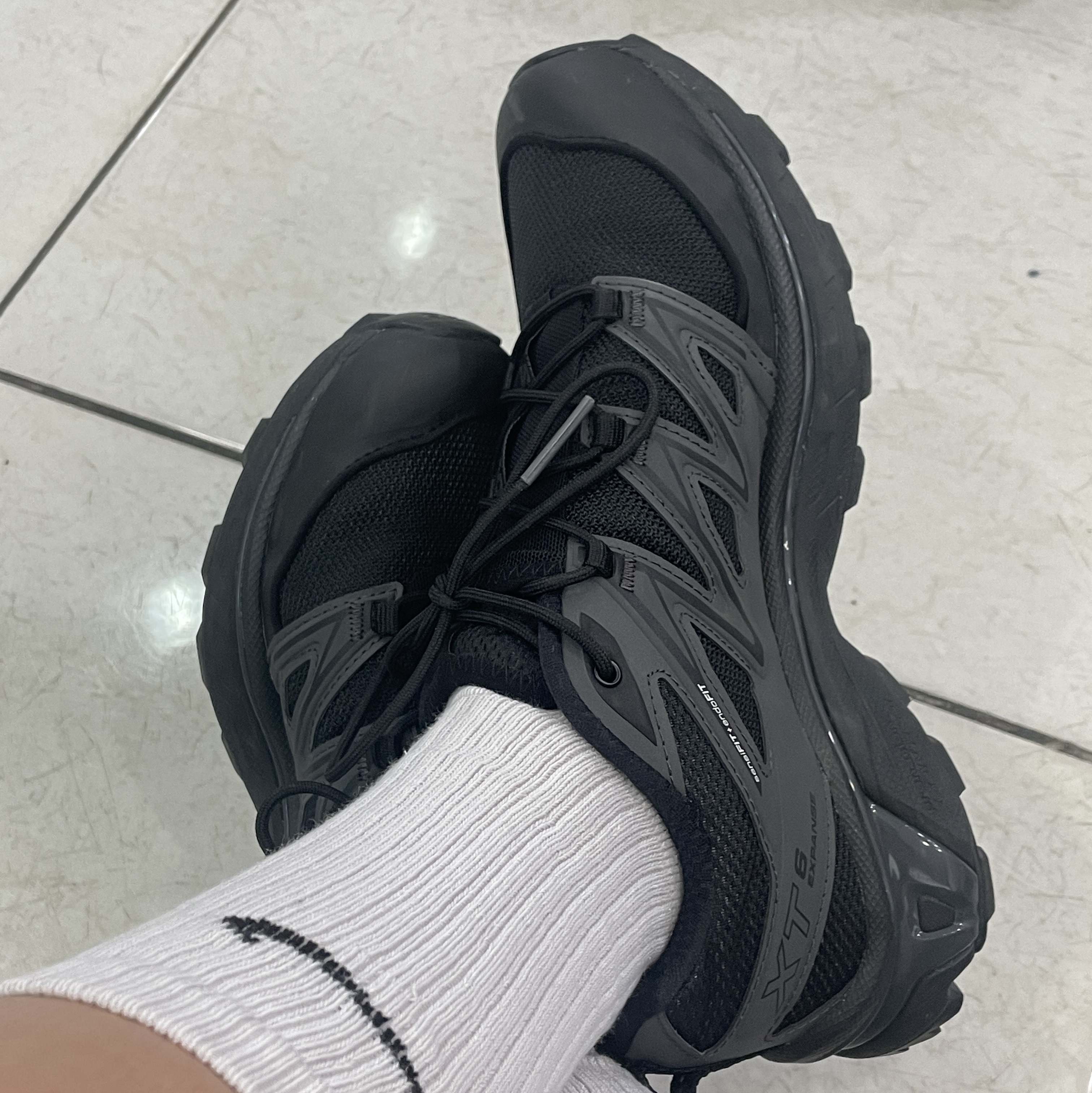 Salomon XT-6 Expanse Black Ebony 착용 스타일