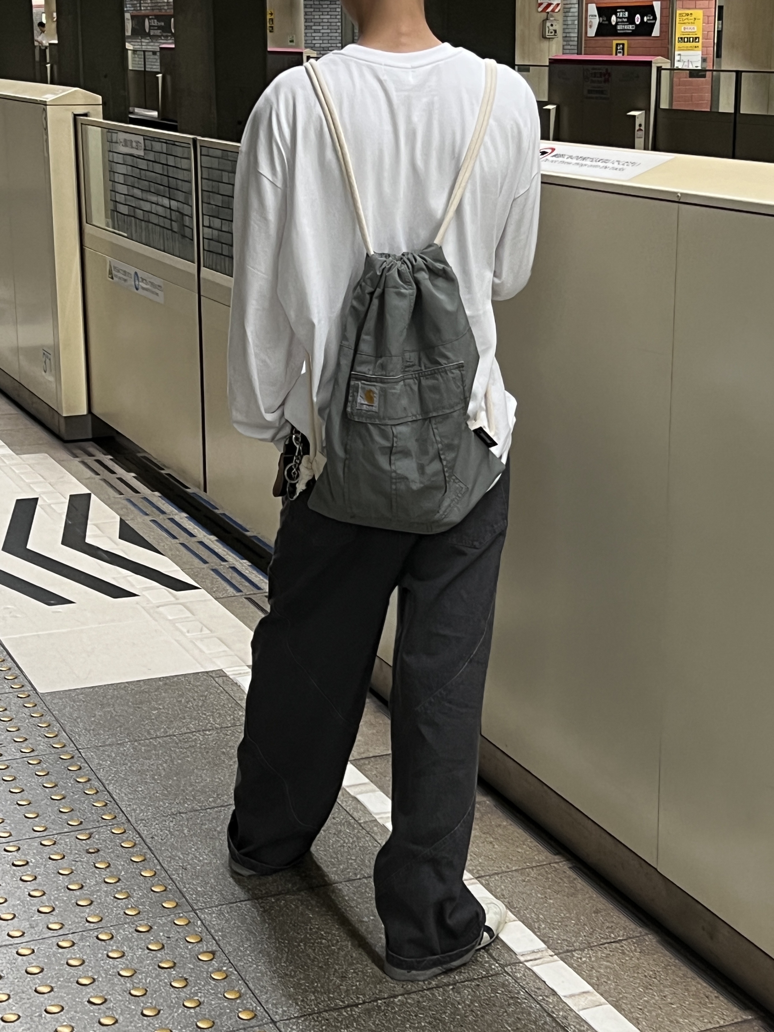 Onitsuka Tiger Mexico 66 SD Cream Peacoat, Stussy Surfman Keychain Silver 착용 스타일 - 2