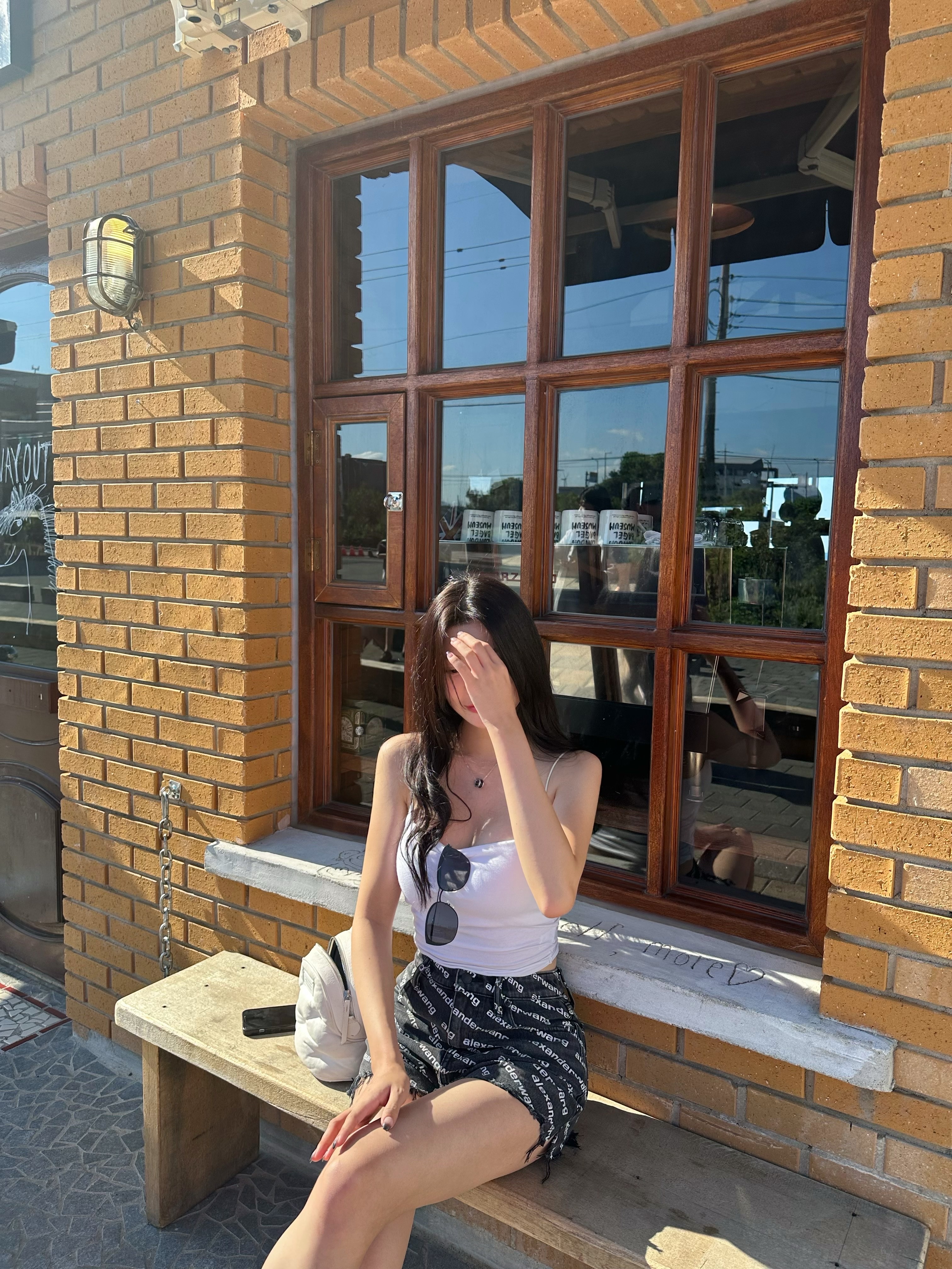 (W) Alexander Wang Bite Logo Shorts in Grey Aged Denim 착용 스타일 - 2