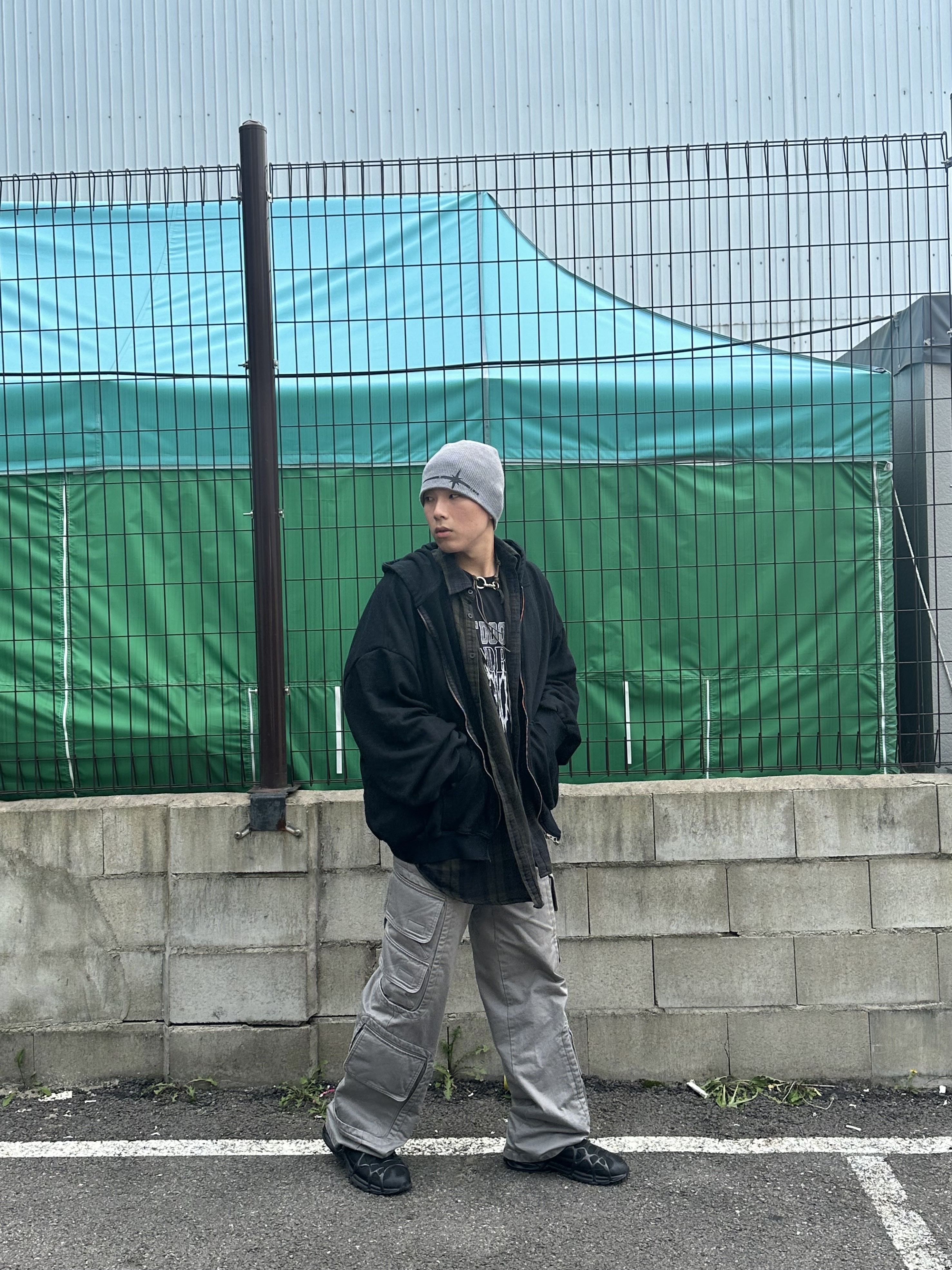 Nike Air Kukini Triple Black, Farfromwhat Far Washed Cargo Pants Gray 착용 스타일 - 3